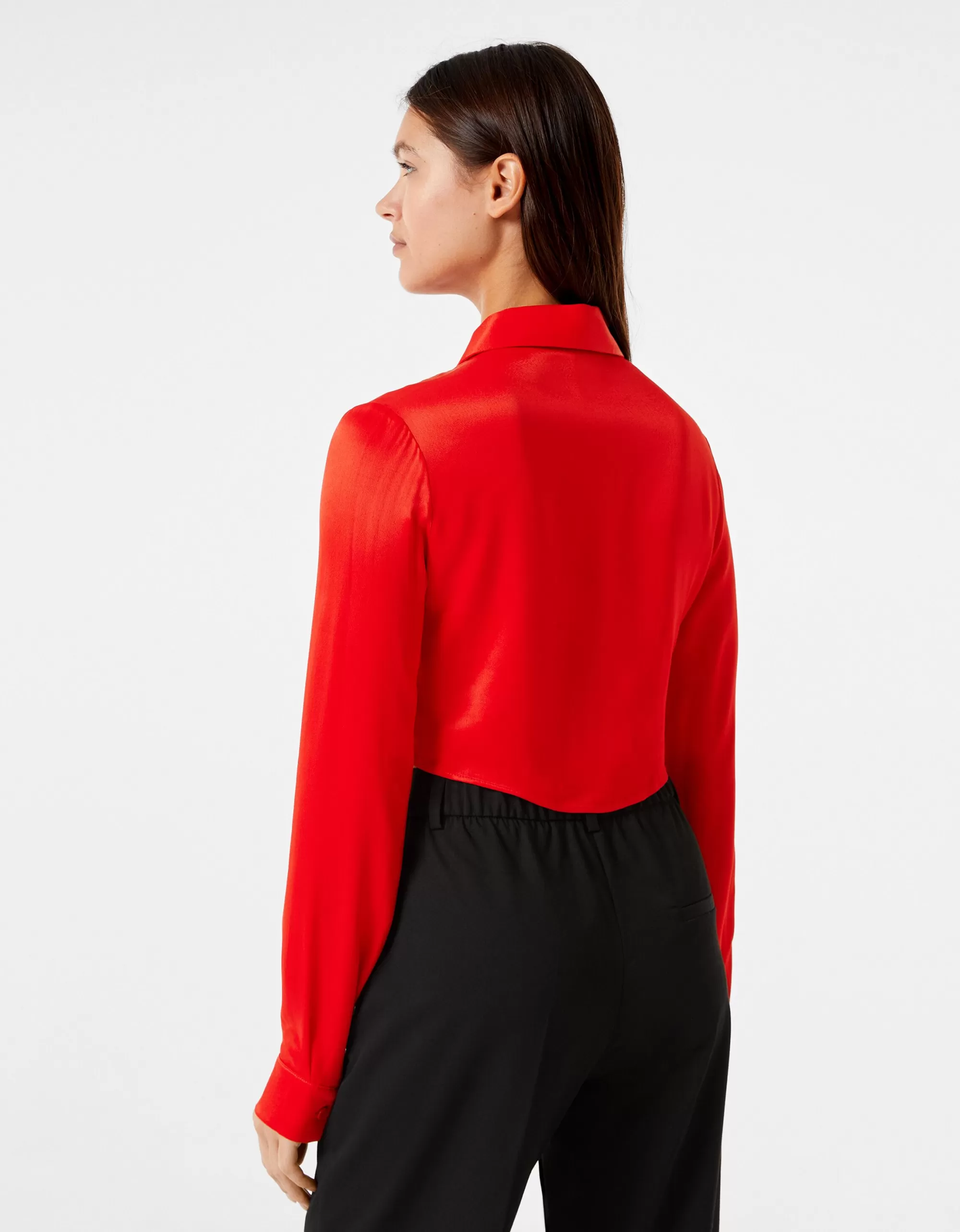 MUJER BERSHKA Camisa manga larga cropped satinada ajustada
