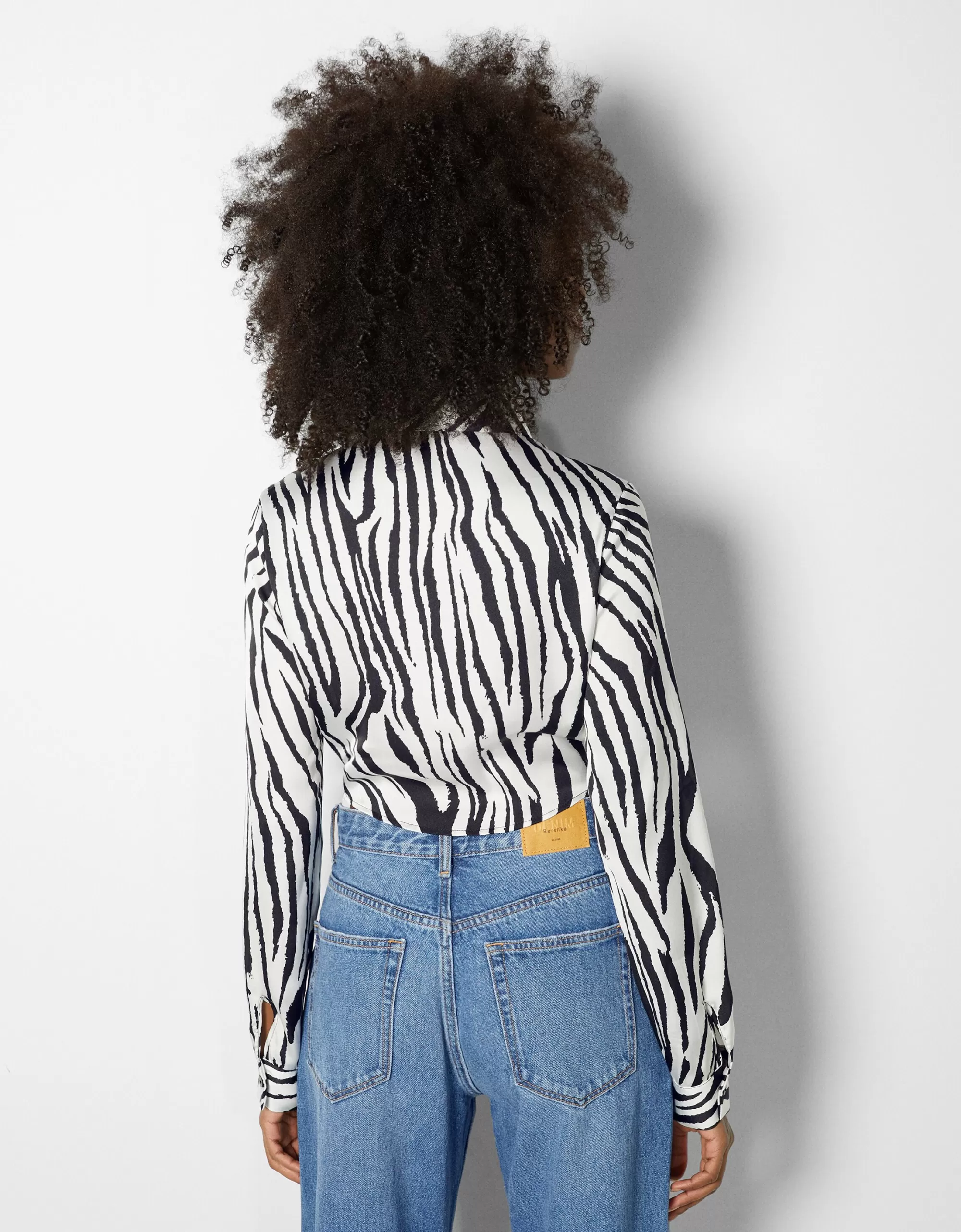 MUJER BERSHKA Camisa manga larga cropped satinada ajustada