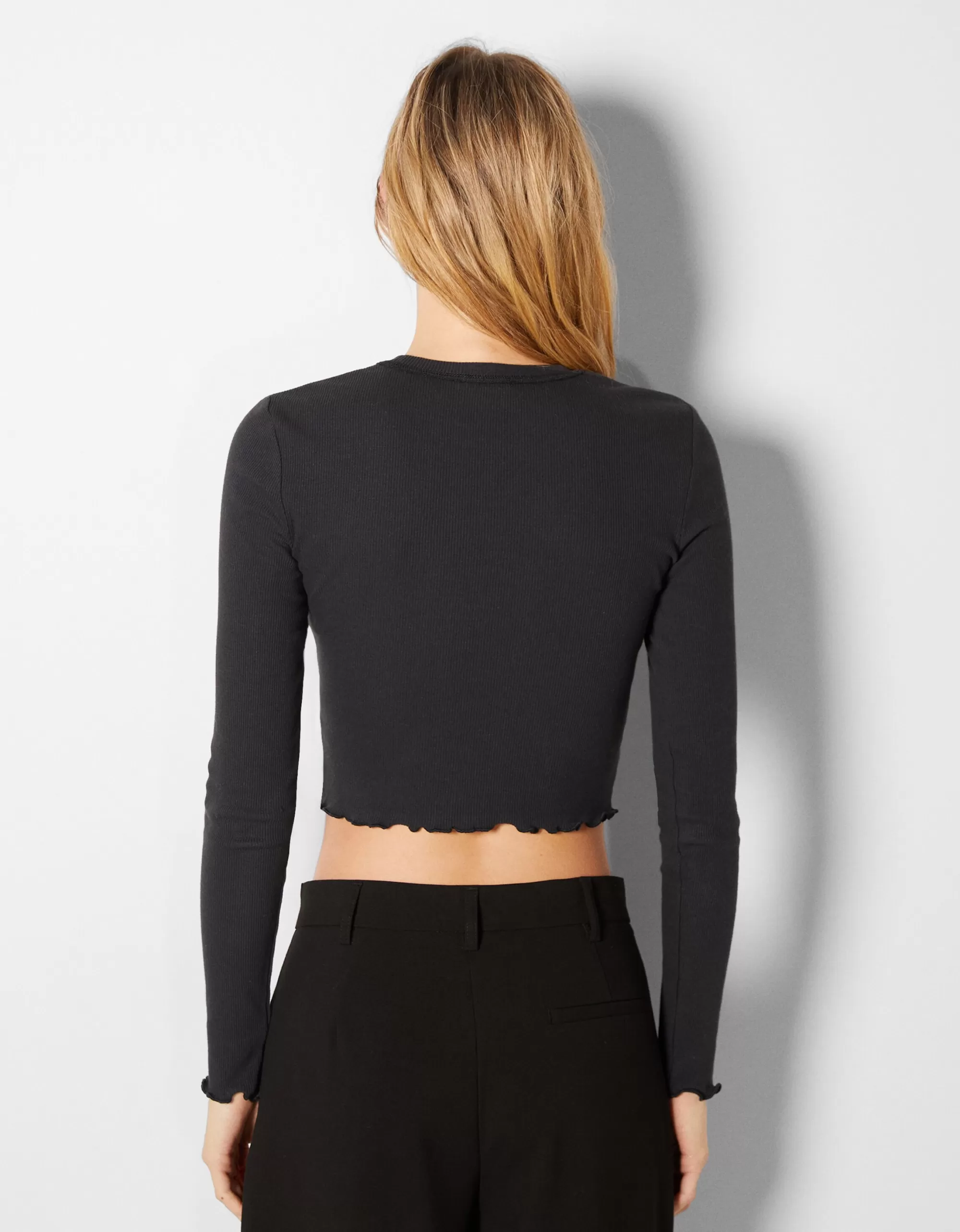 MUJER BERSHKA Camiseta cropped manga larga print