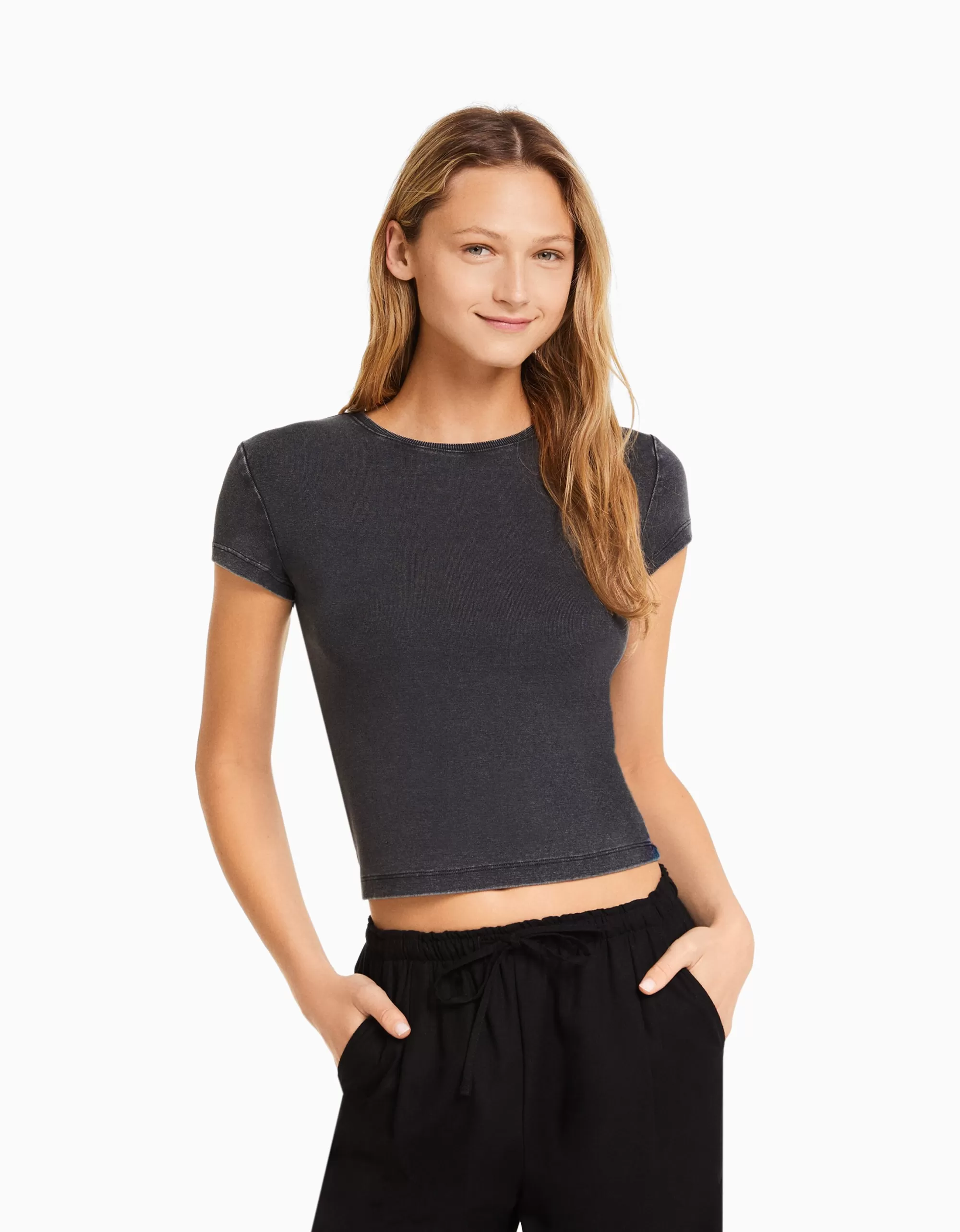 MUJER BERSHKA Camiseta manga corta ajustada