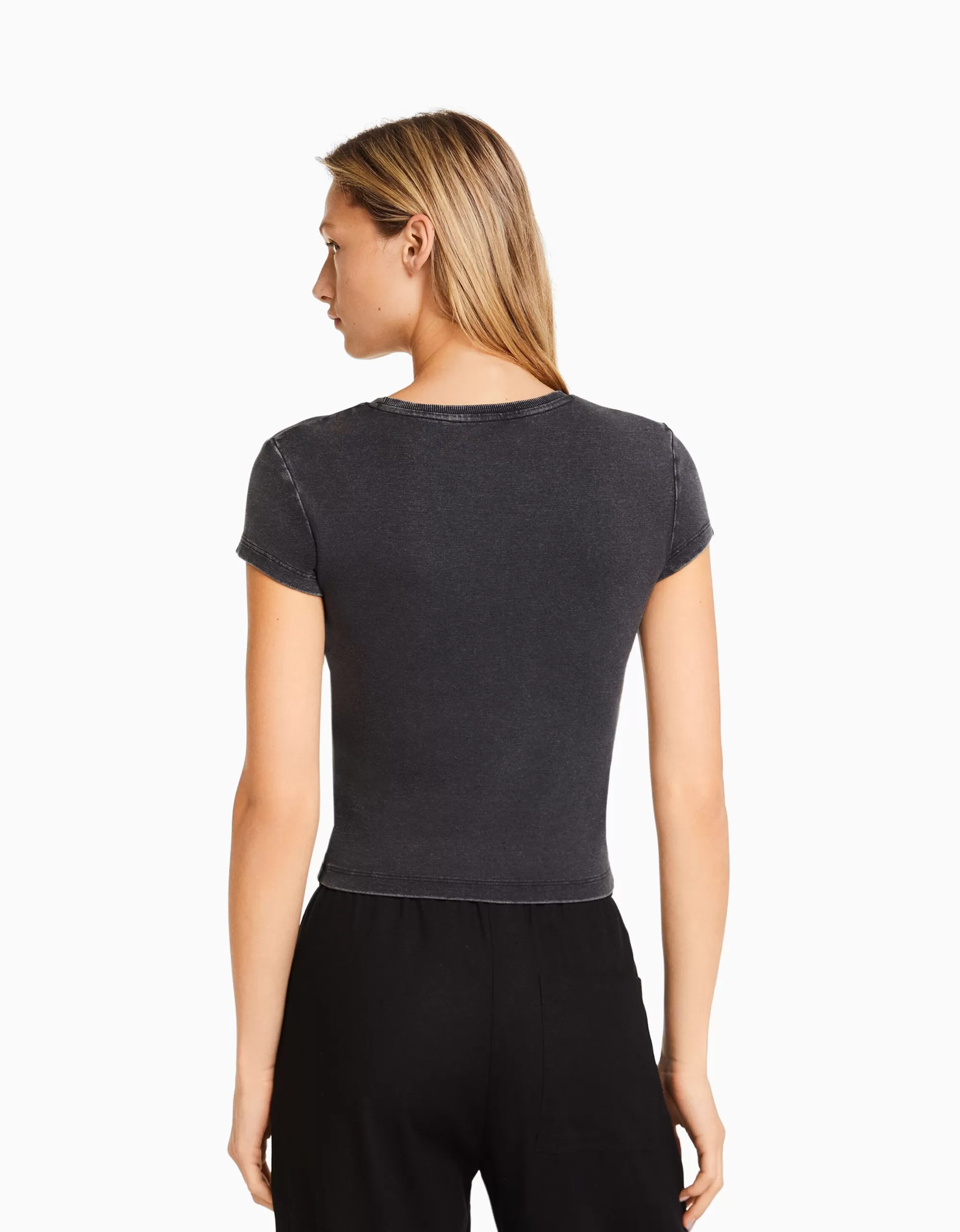 MUJER BERSHKA Camiseta manga corta ajustada