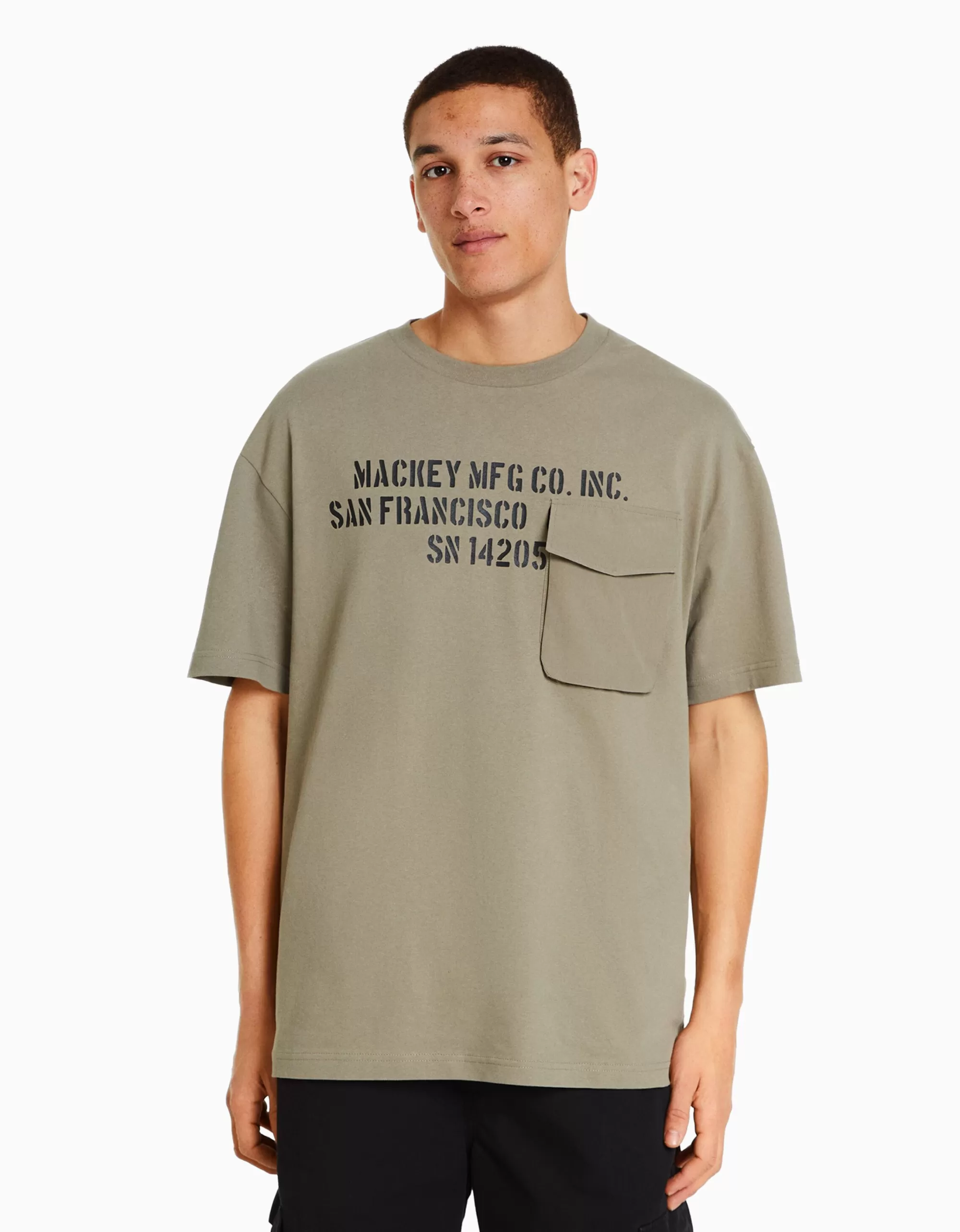 HOMBRE BERSHKA Camiseta manga corta boxy fit bolsillo print