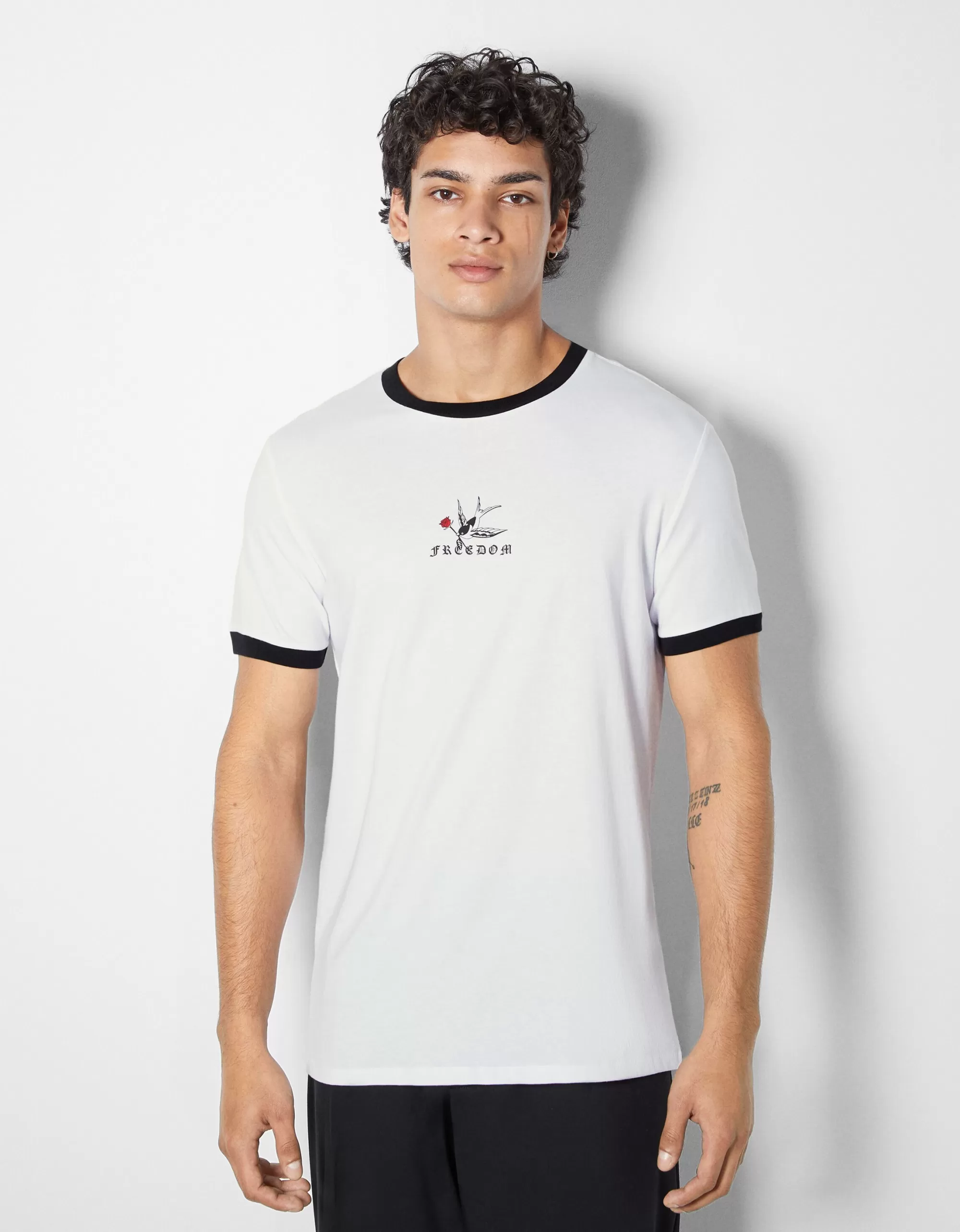 HOMBRE BERSHKA Camiseta manga corta regular fit print