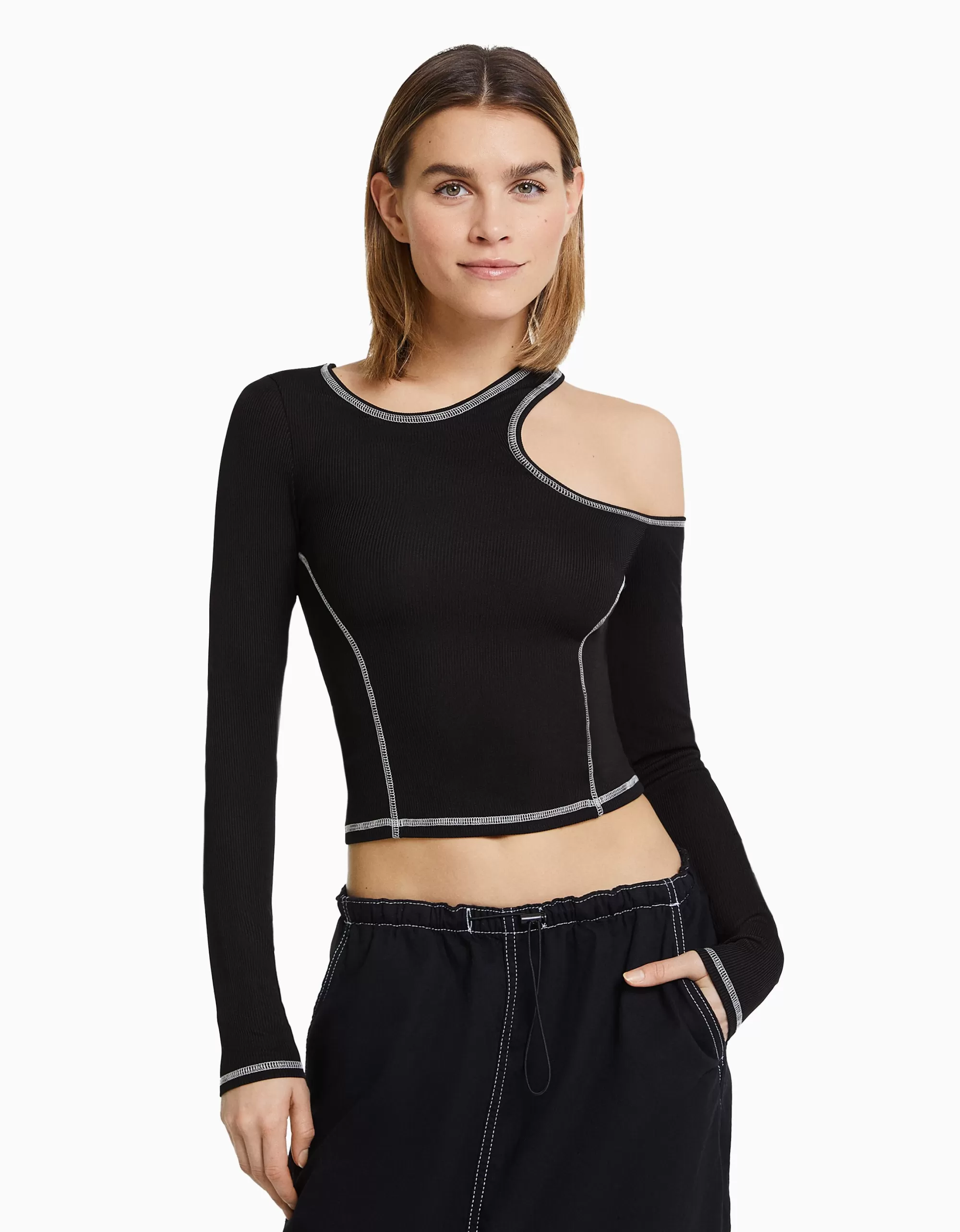 MUJER BERSHKA Camiseta manga larga ajustada hilo contraste
