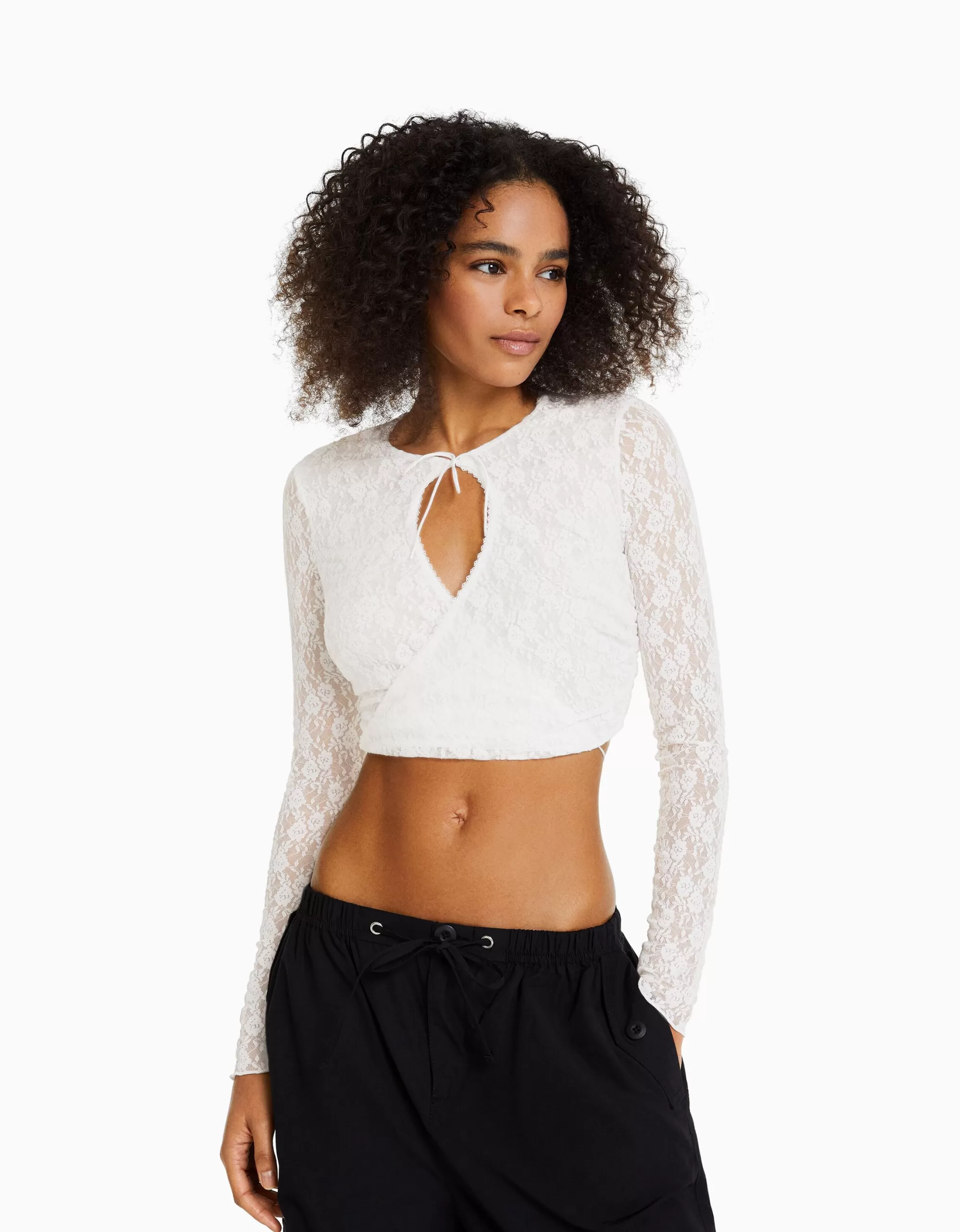 MUJER BERSHKA Camiseta manga larga blonda escote cruzado
