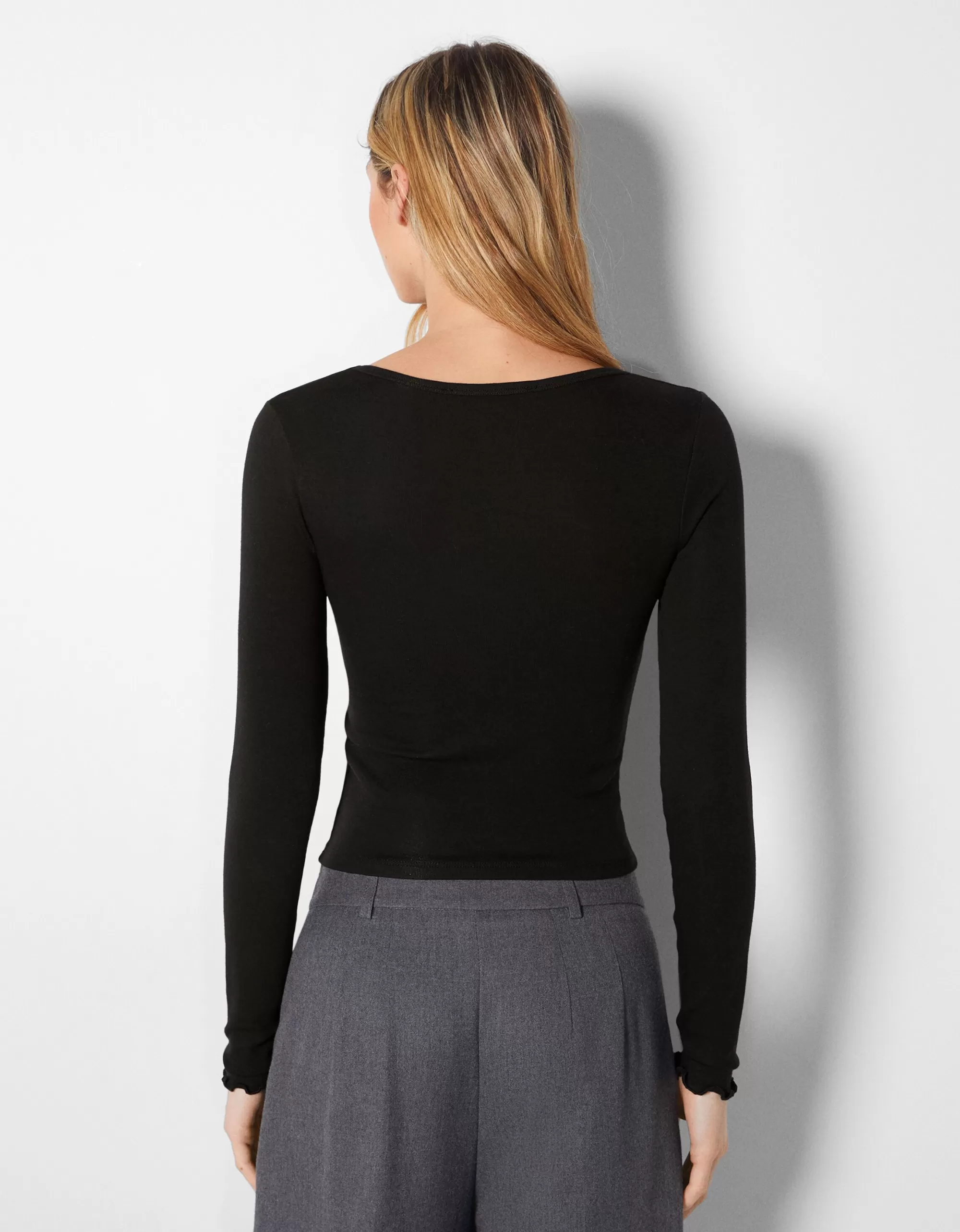 MUJER BERSHKA Camiseta manga larga cuello pico frunce