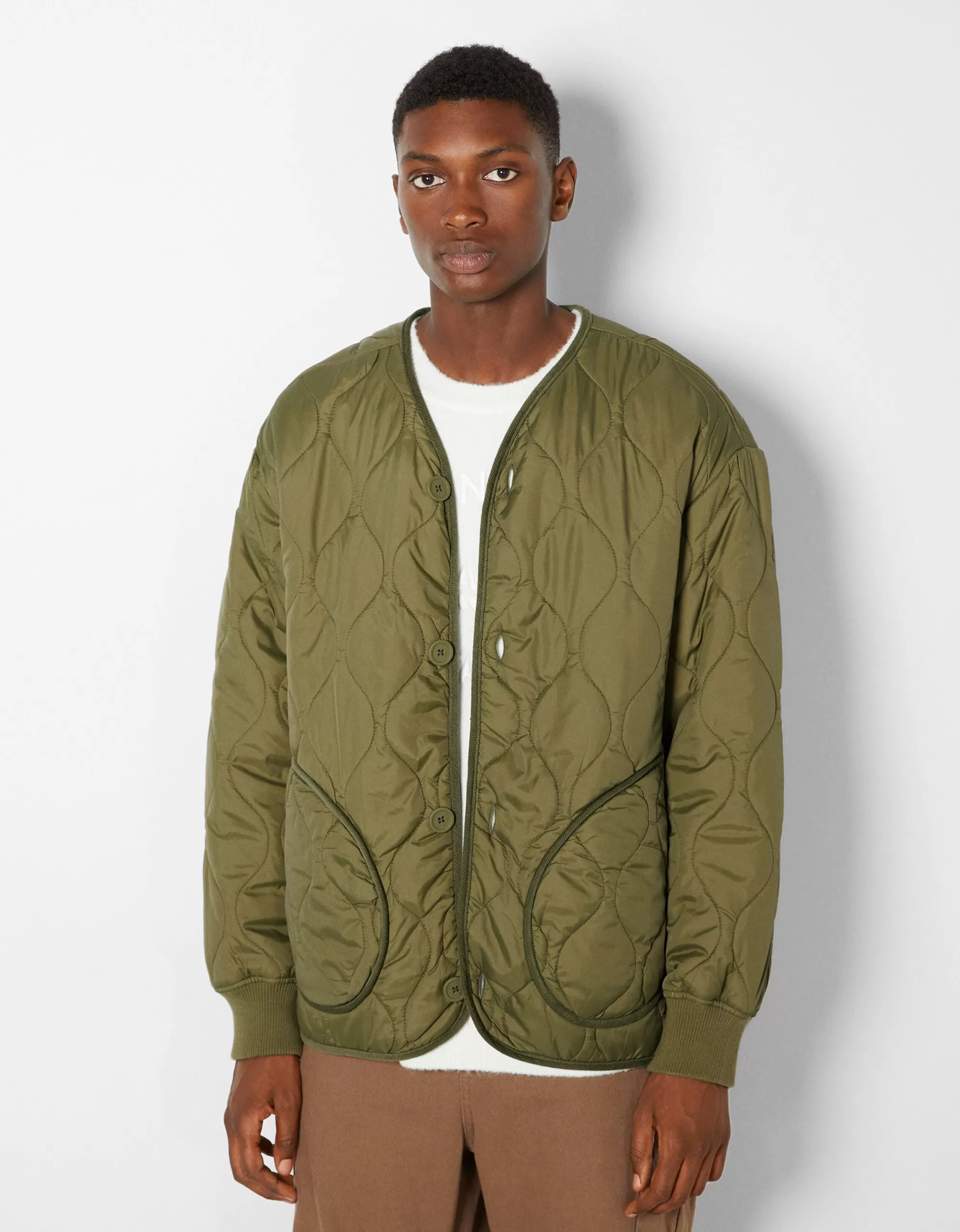 HOMBRE BERSHKA Cazadora acolchada cuello pico
