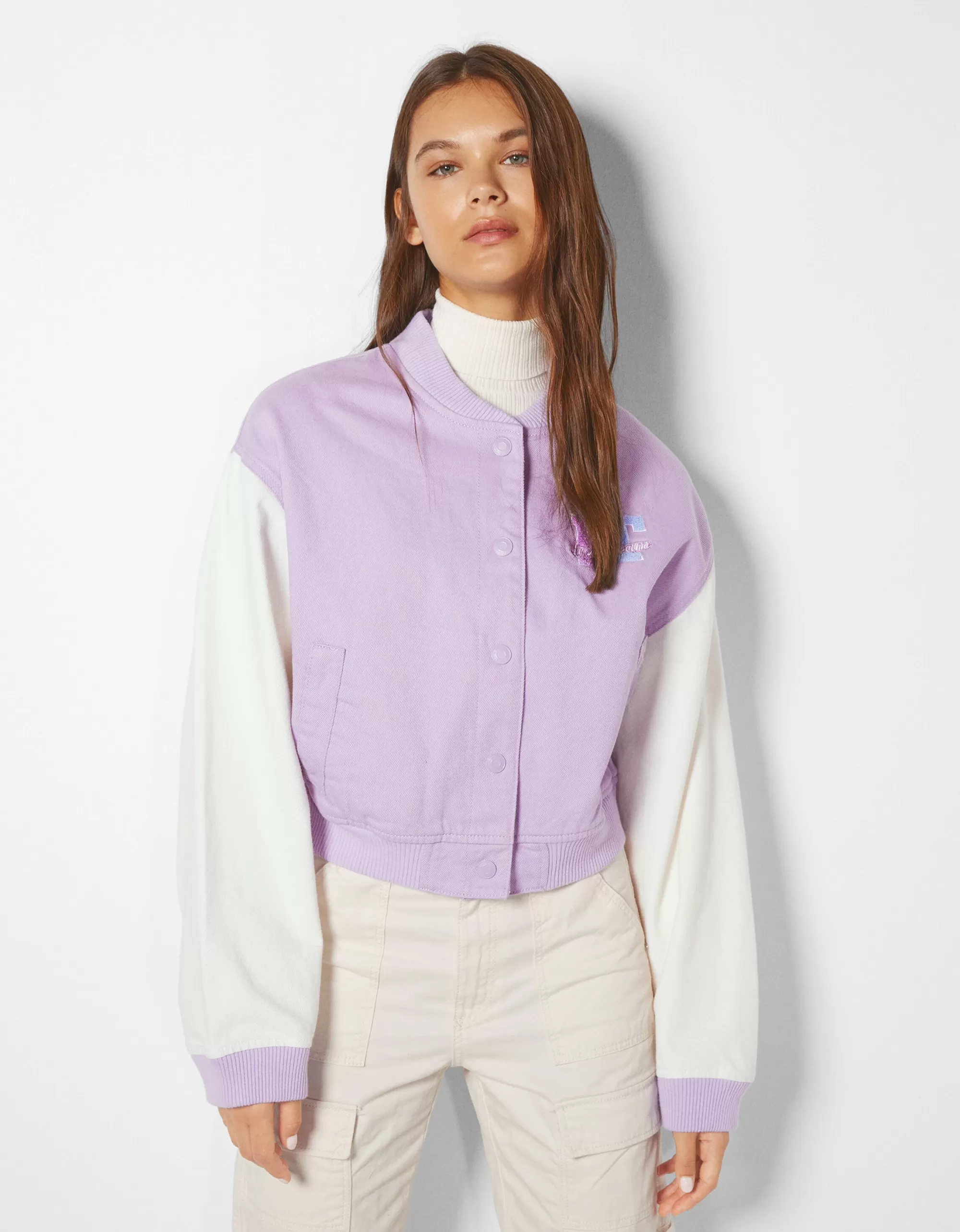 MUJER BERSHKA Cazadora bomber varsity mangas contraste