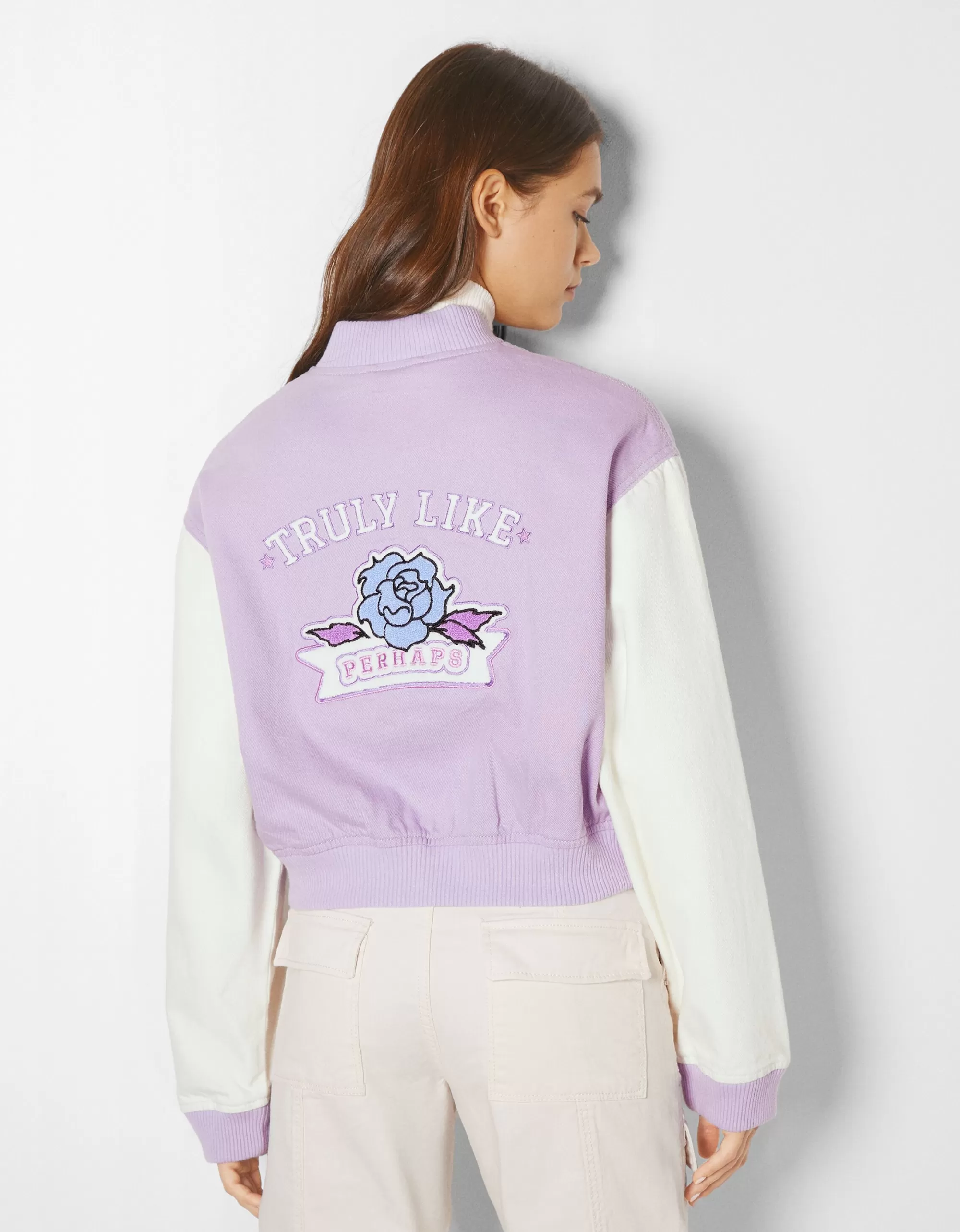 MUJER BERSHKA Cazadora bomber varsity mangas contraste