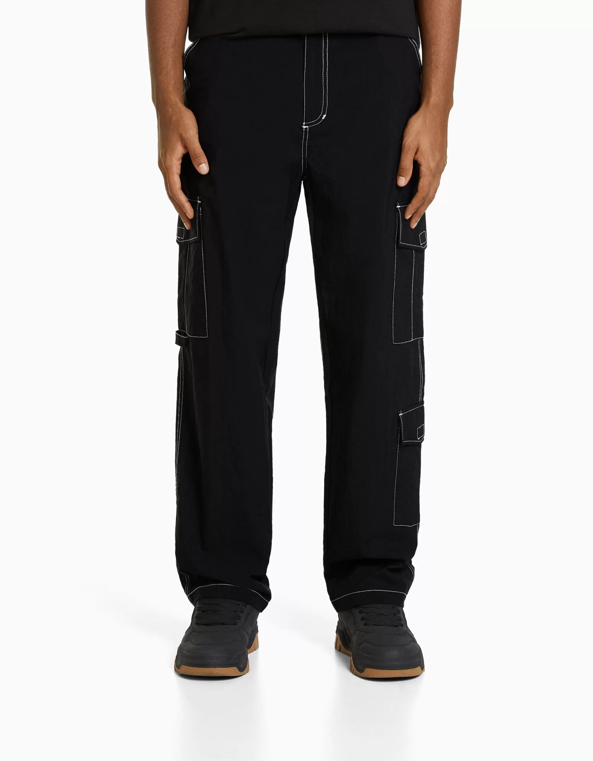 HOMBRE BERSHKA Pantalón cargo efecto nylon hilo contraste