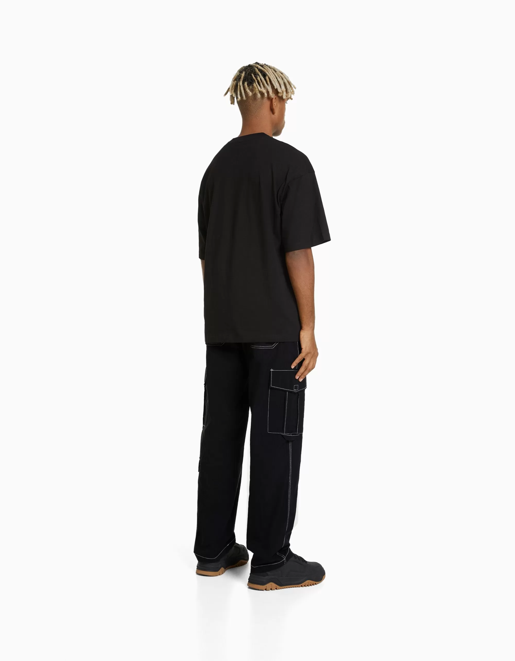HOMBRE BERSHKA Pantalón cargo efecto nylon hilo contraste
