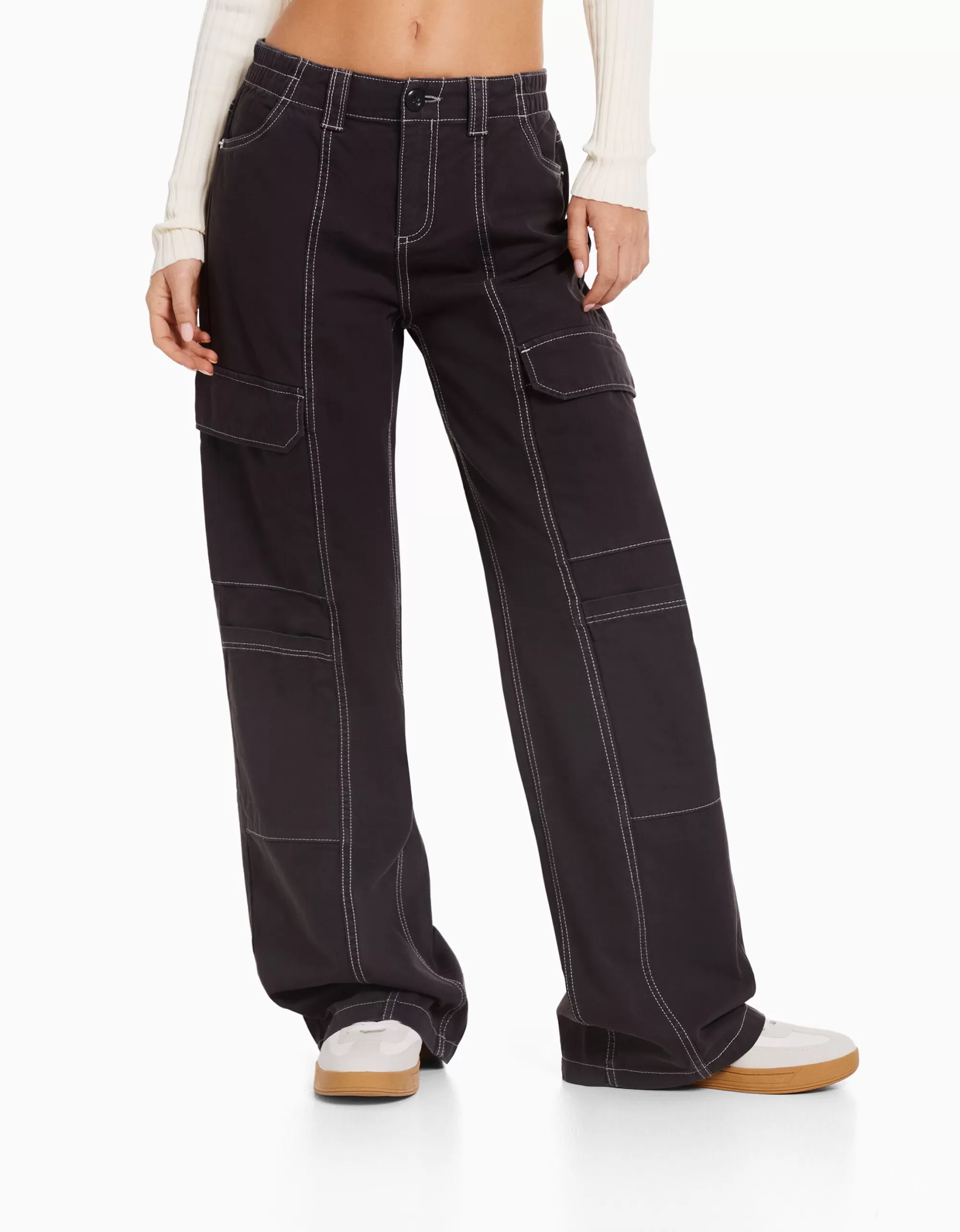 MUJER BERSHKA Pantalón cargo low waist algodón hilo contraste