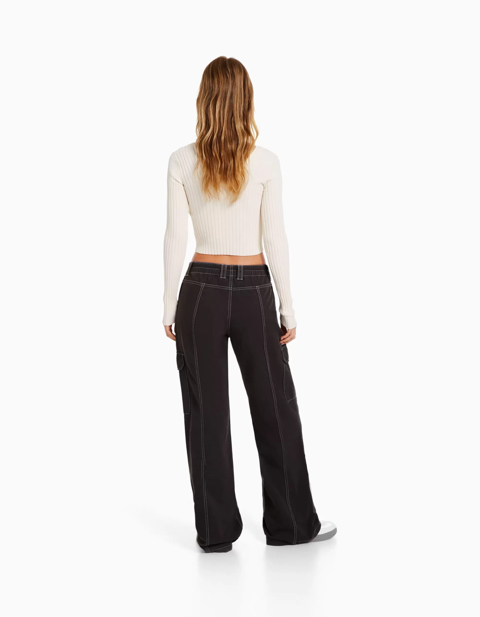 MUJER BERSHKA Pantalón cargo low waist algodón hilo contraste