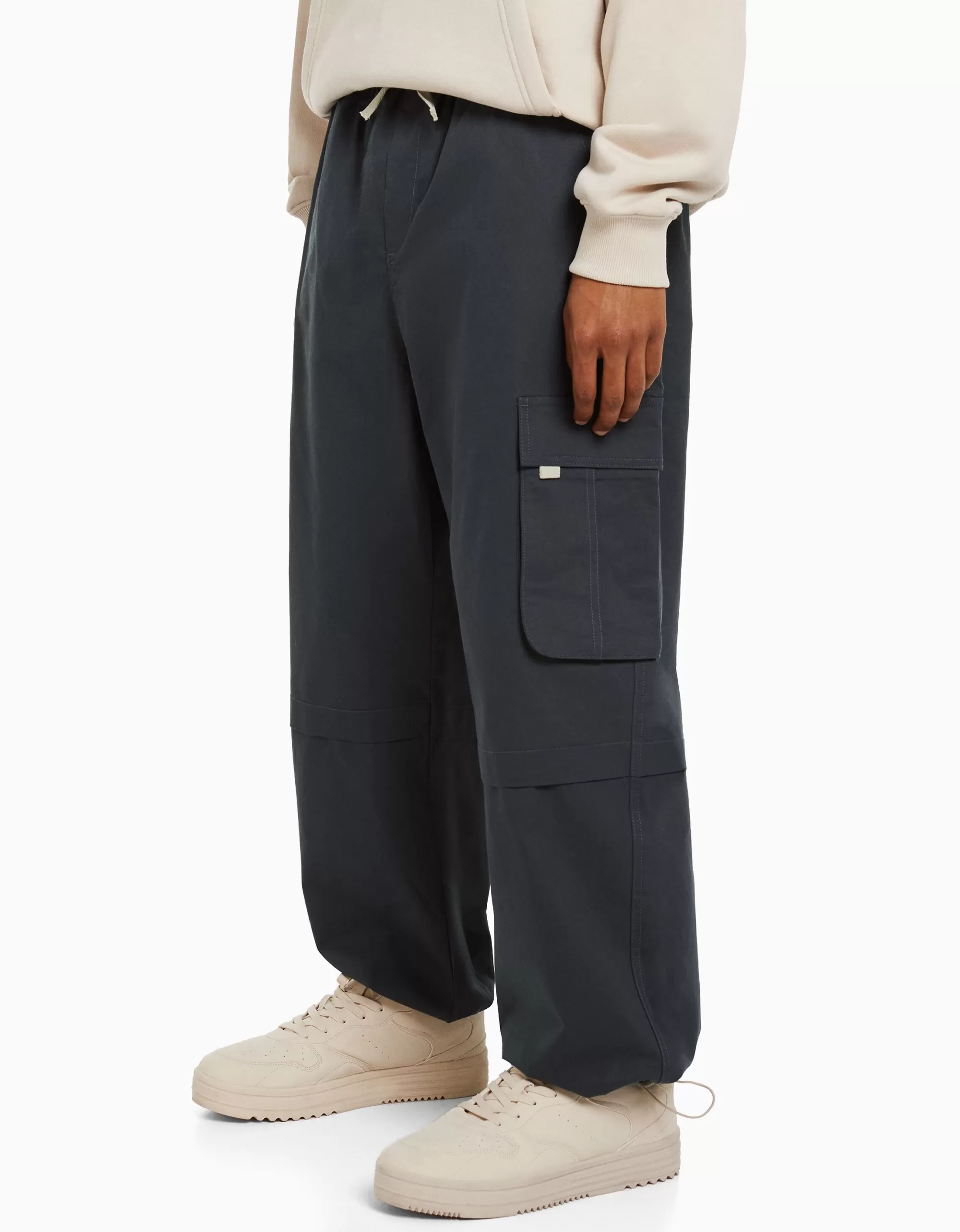 HOMBRE BERSHKA Pantalón cargo parachute algodón