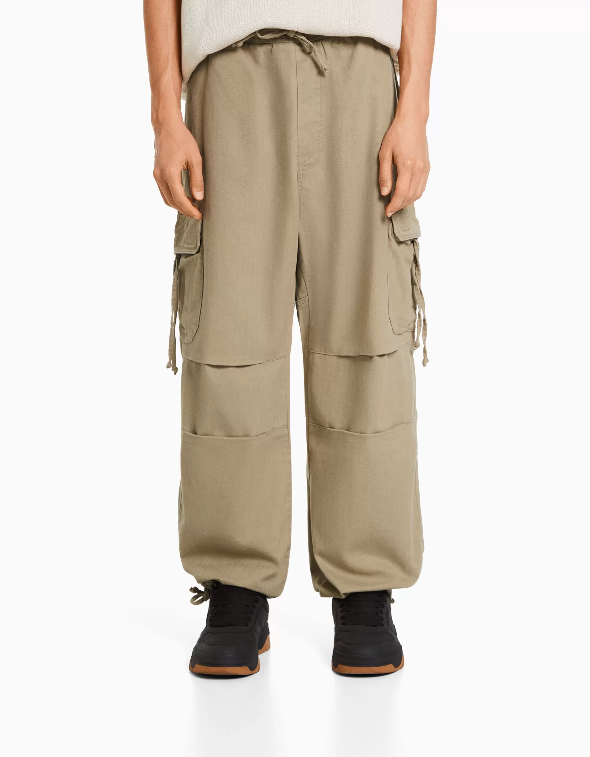 HOMBRE BERSHKA Pantalón jogger algodón bordado