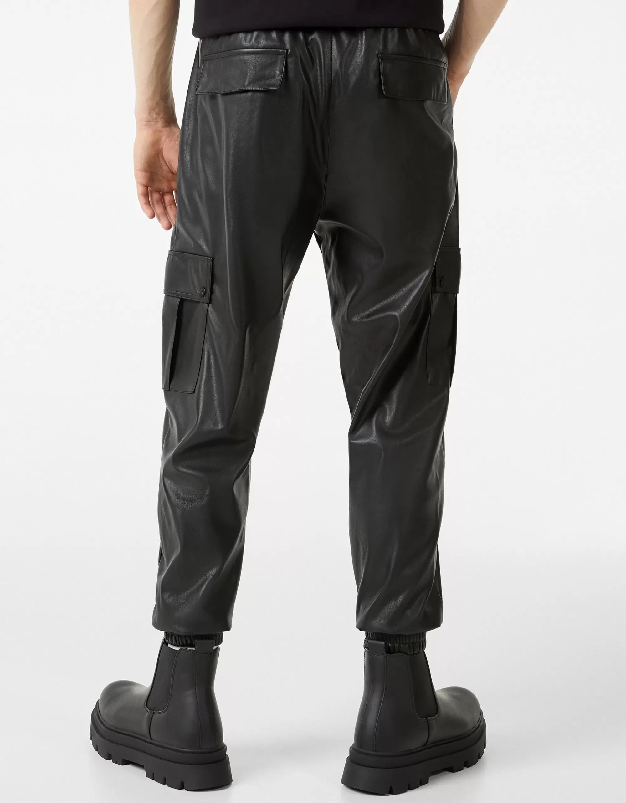 HOMBRE BERSHKA Pantalón jogger cargo efecto piel