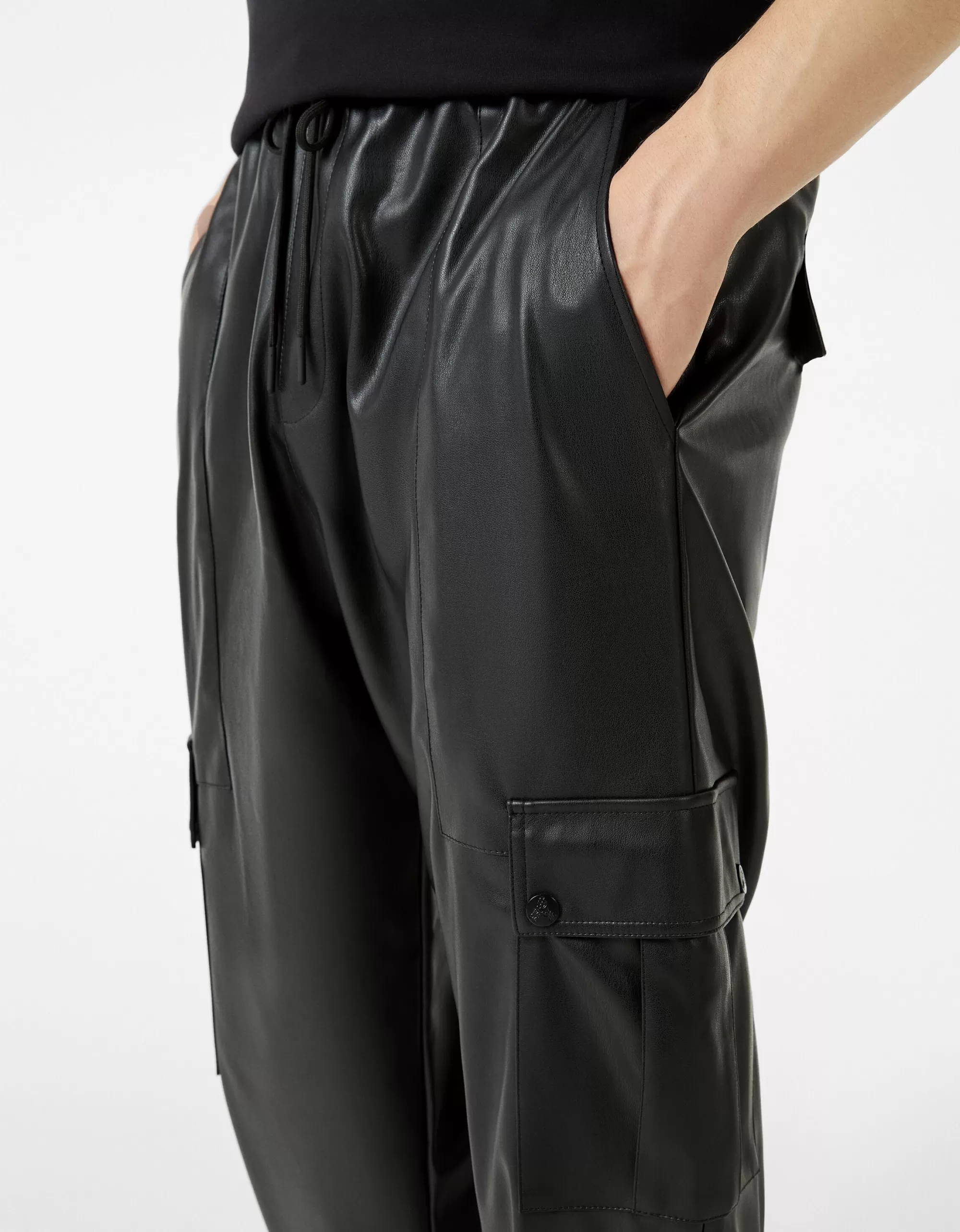 HOMBRE BERSHKA Pantalón jogger cargo efecto piel