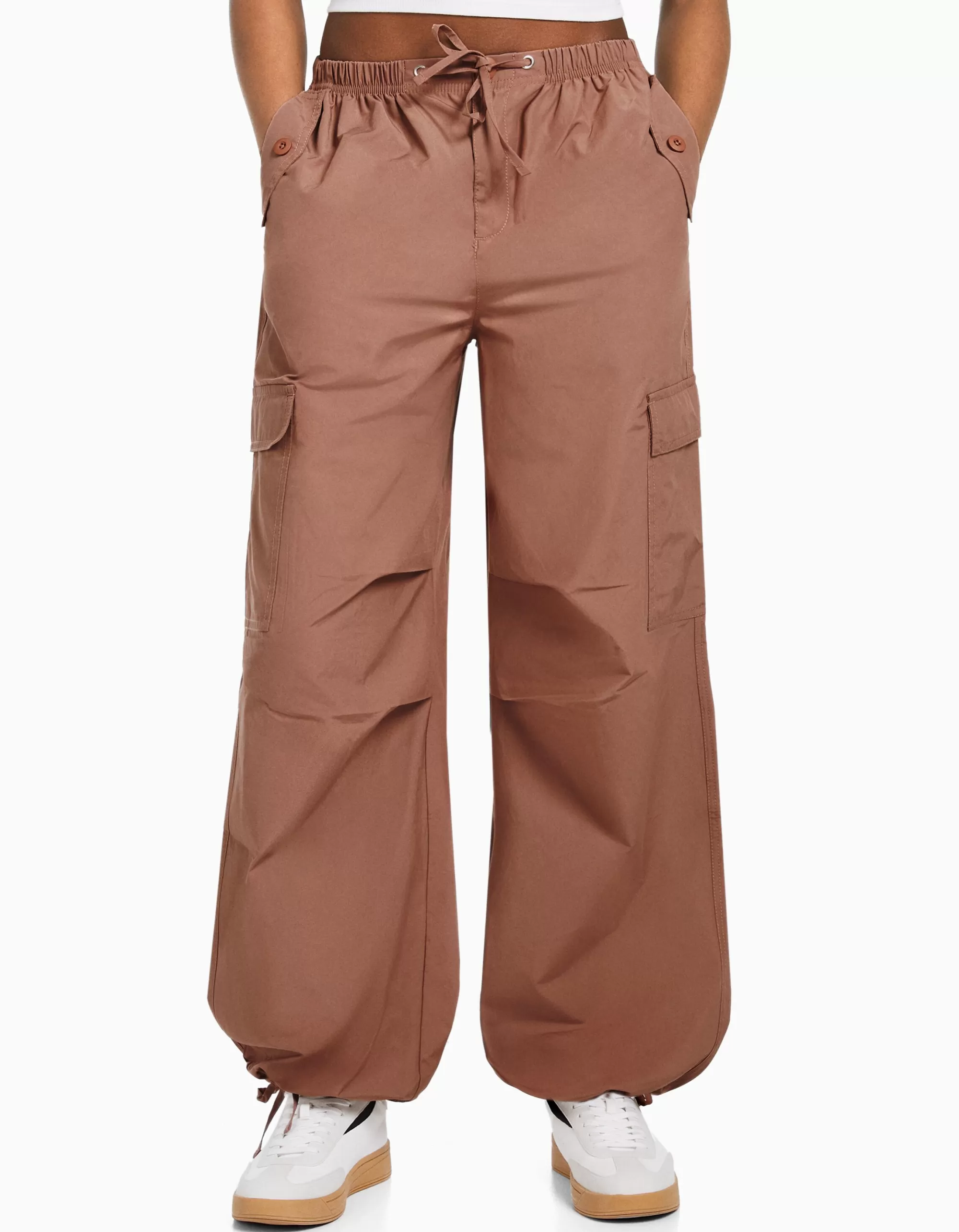 MUJER BERSHKA Pantalón jogger cargo parachute