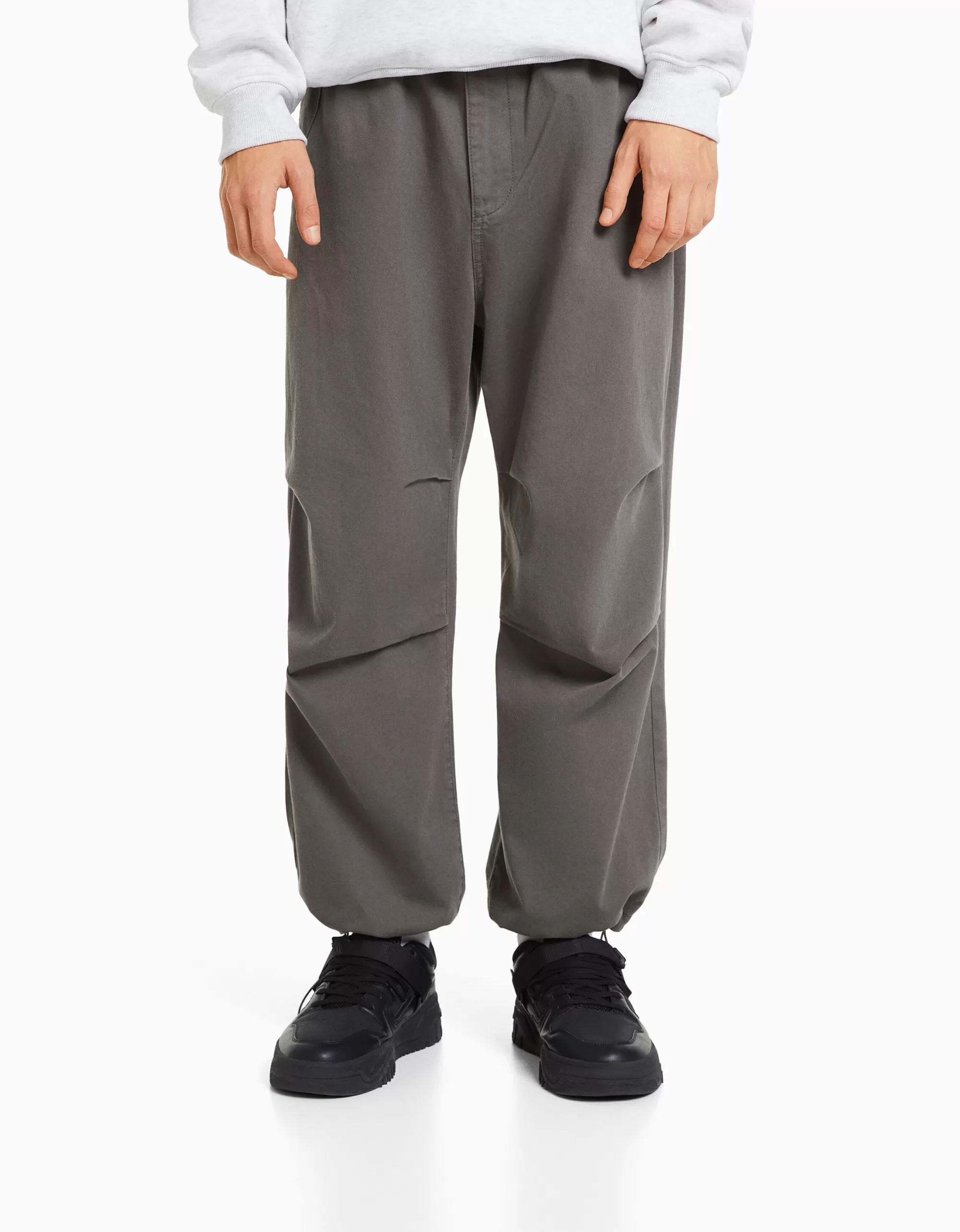 HOMBRE BERSHKA Pantalón parachute algodón