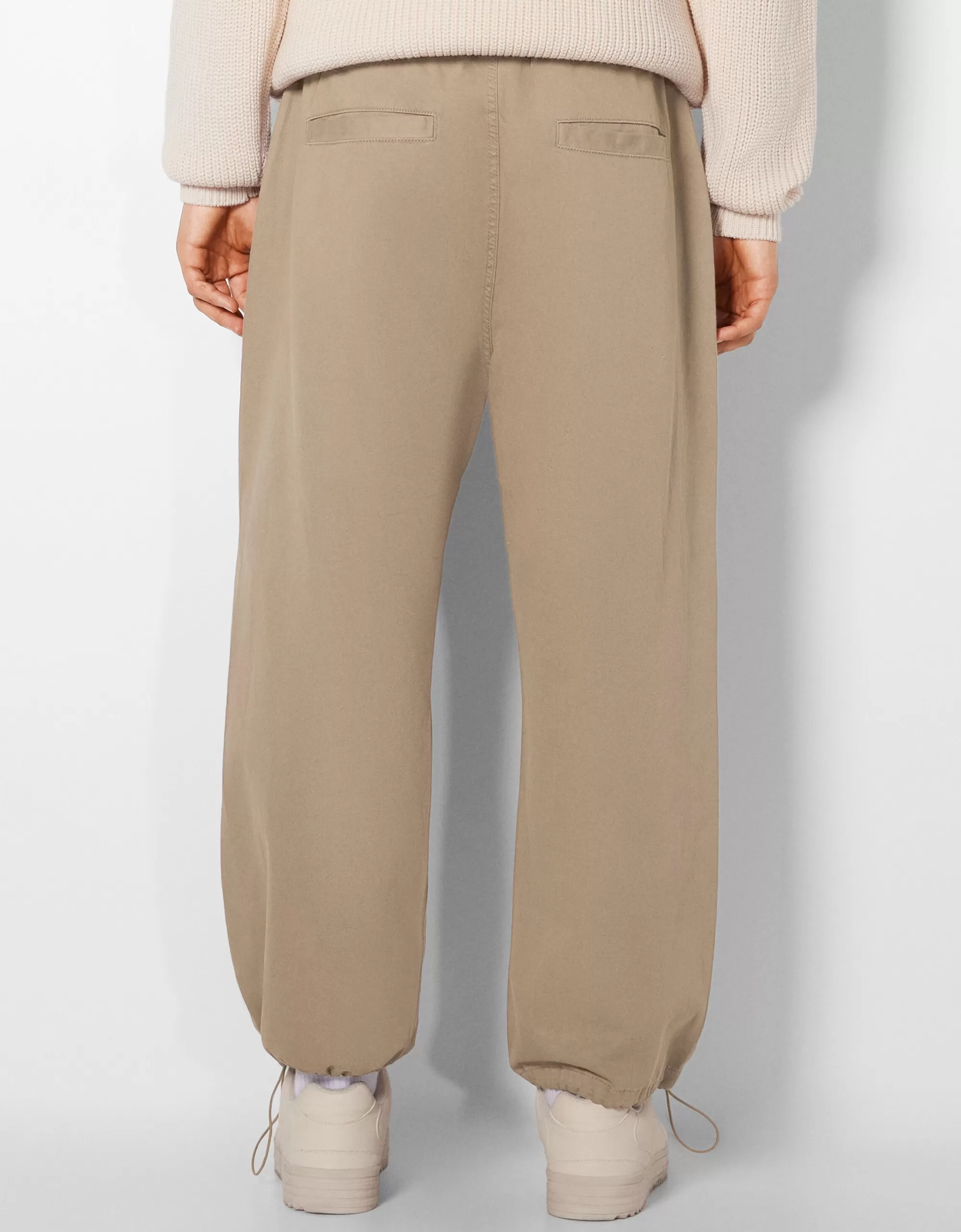 HOMBRE BERSHKA Pantalón parachute algodón