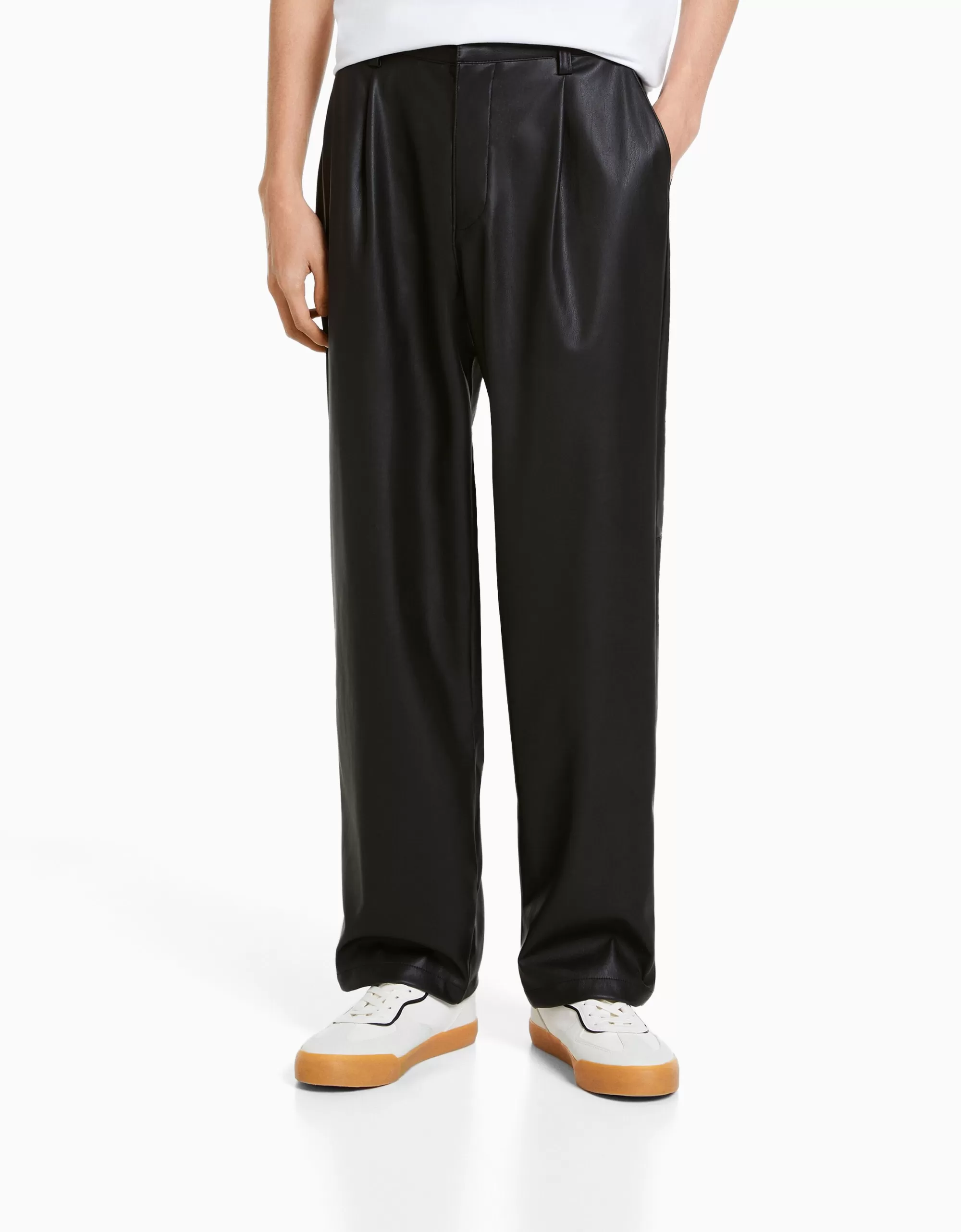 HOMBRE BERSHKA Pantalón semi jogger efecto piel