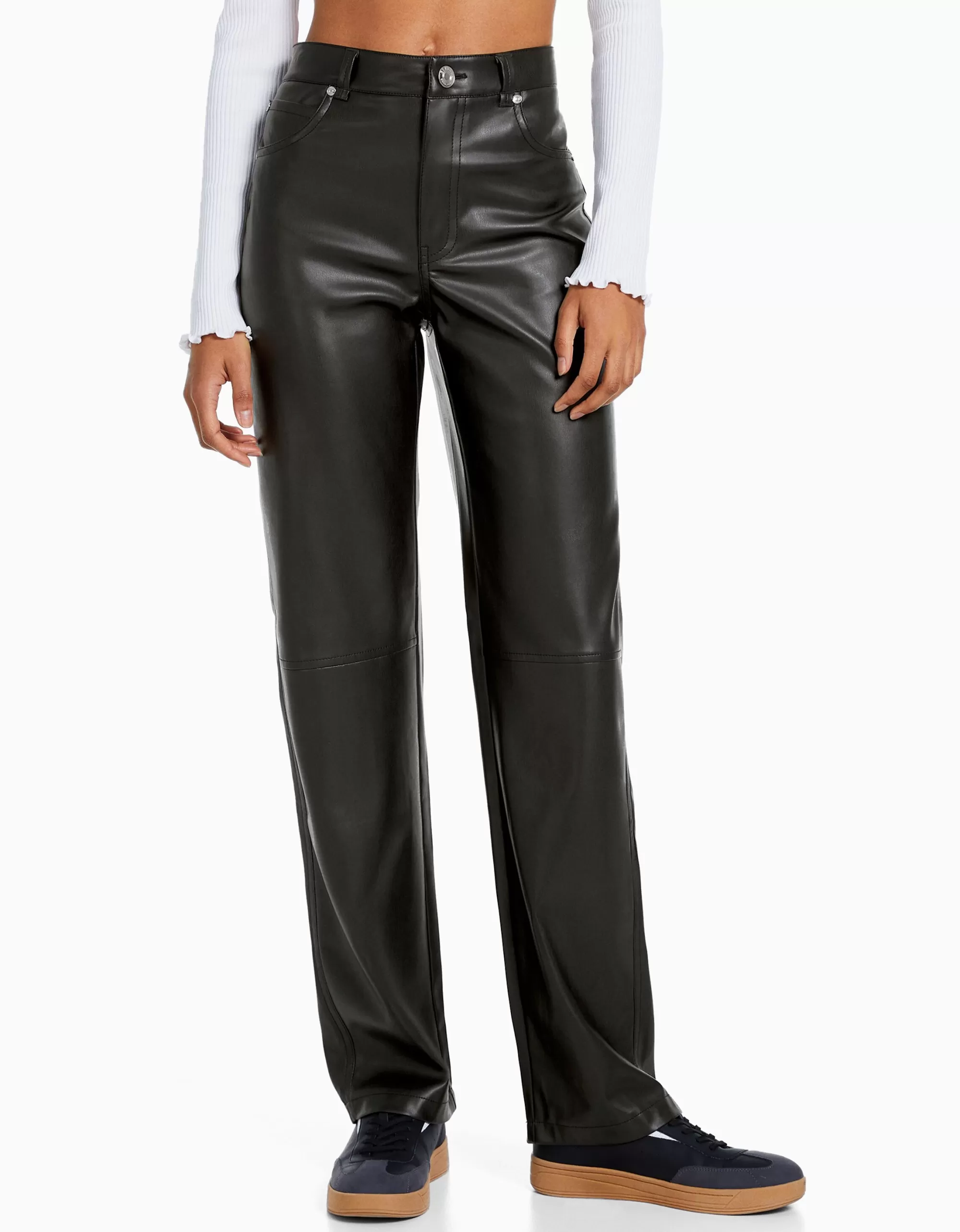 MUJER BERSHKA Pantalón straight slim efecto piel