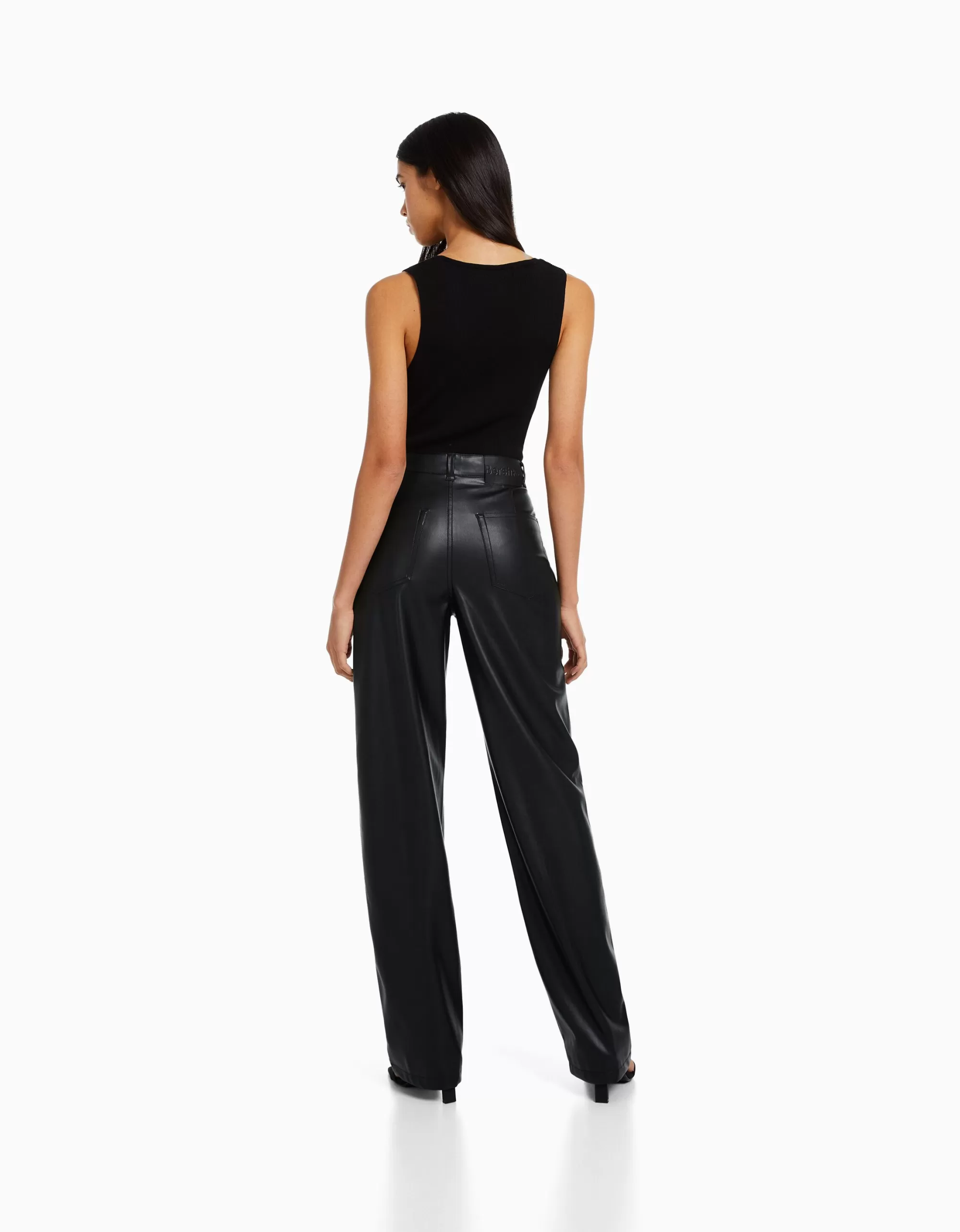 MUJER BERSHKA Pantalón straight slim efecto piel