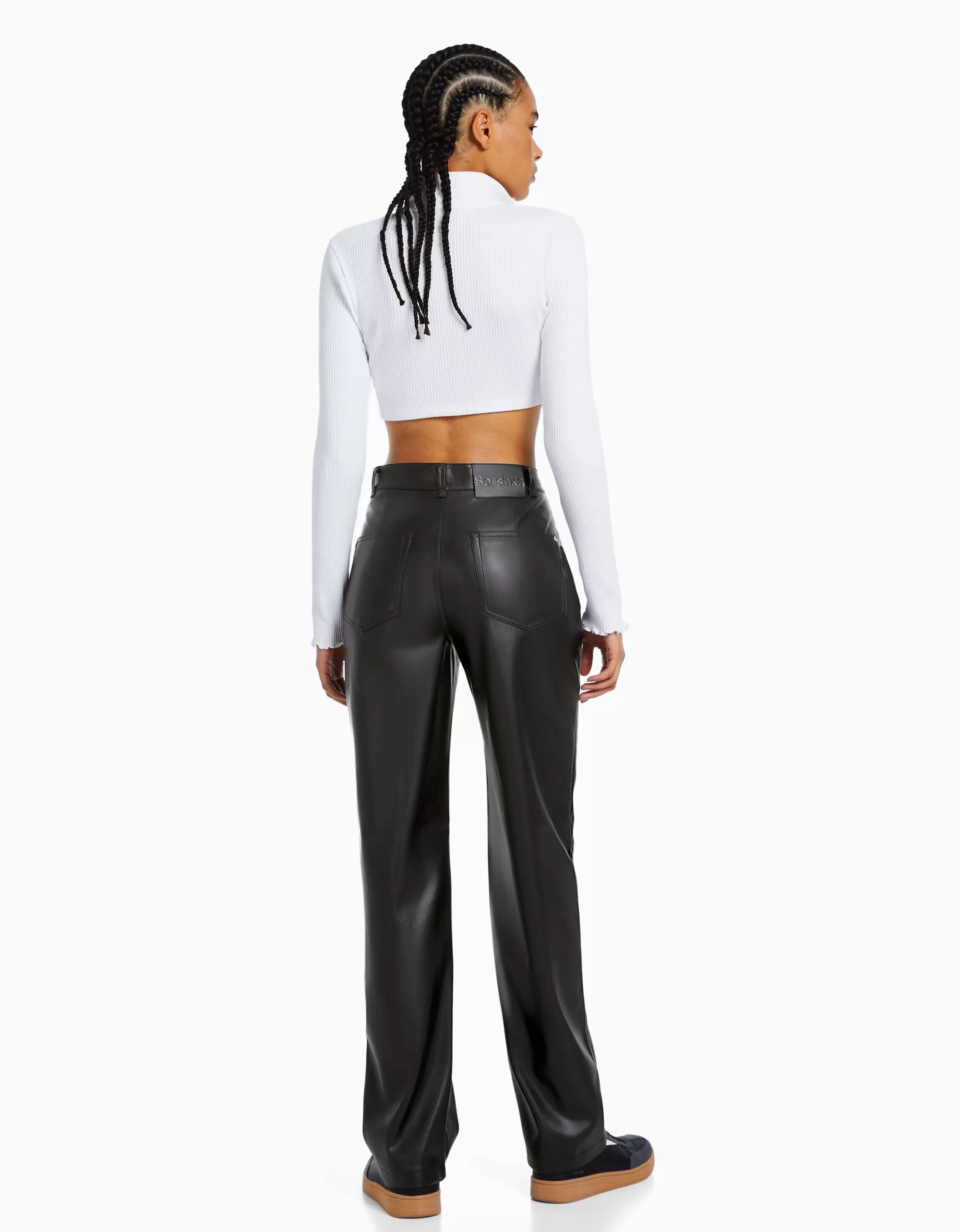 MUJER BERSHKA Pantalón straight slim efecto piel