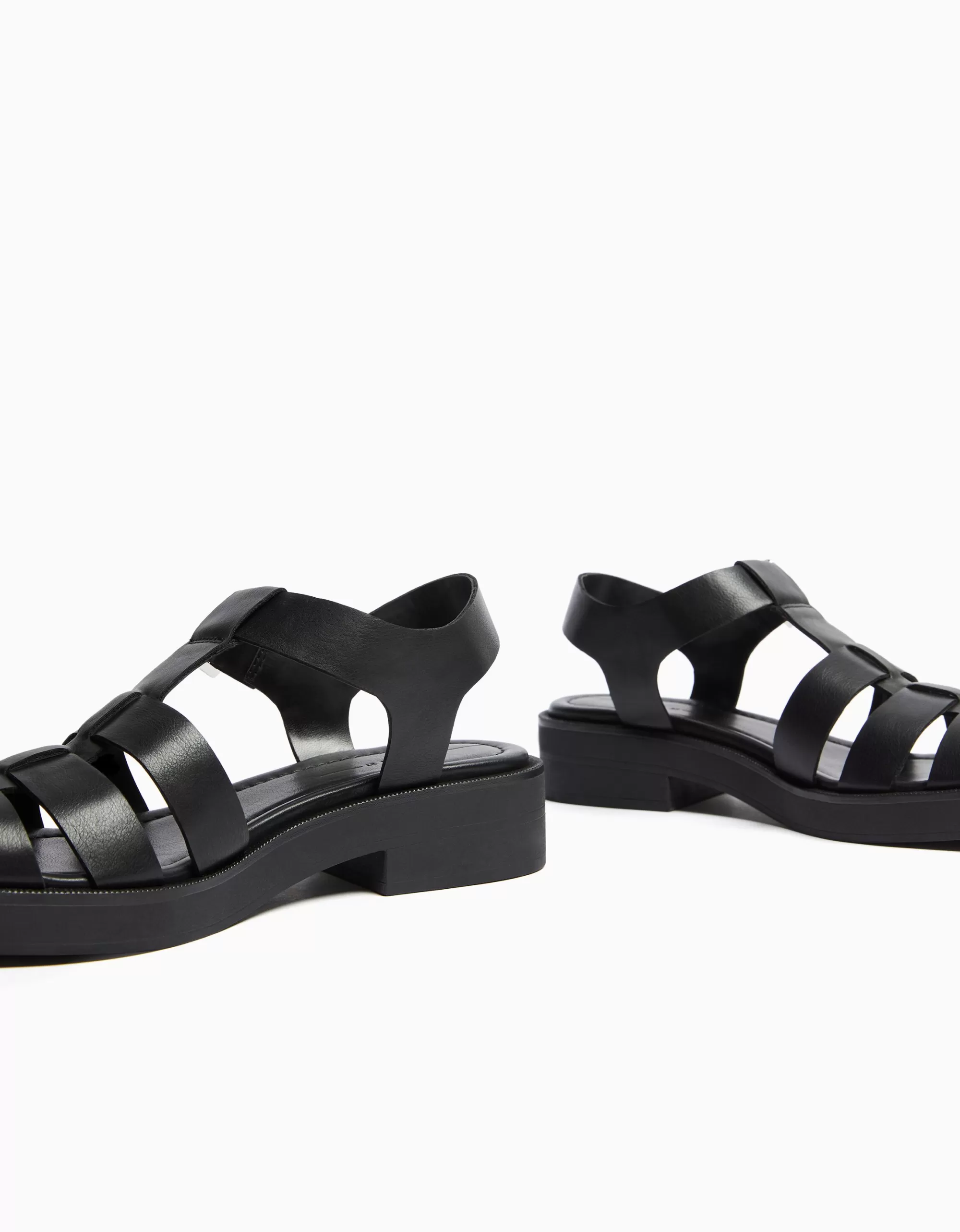MUJER BERSHKA Sandalia plana cangrejera
