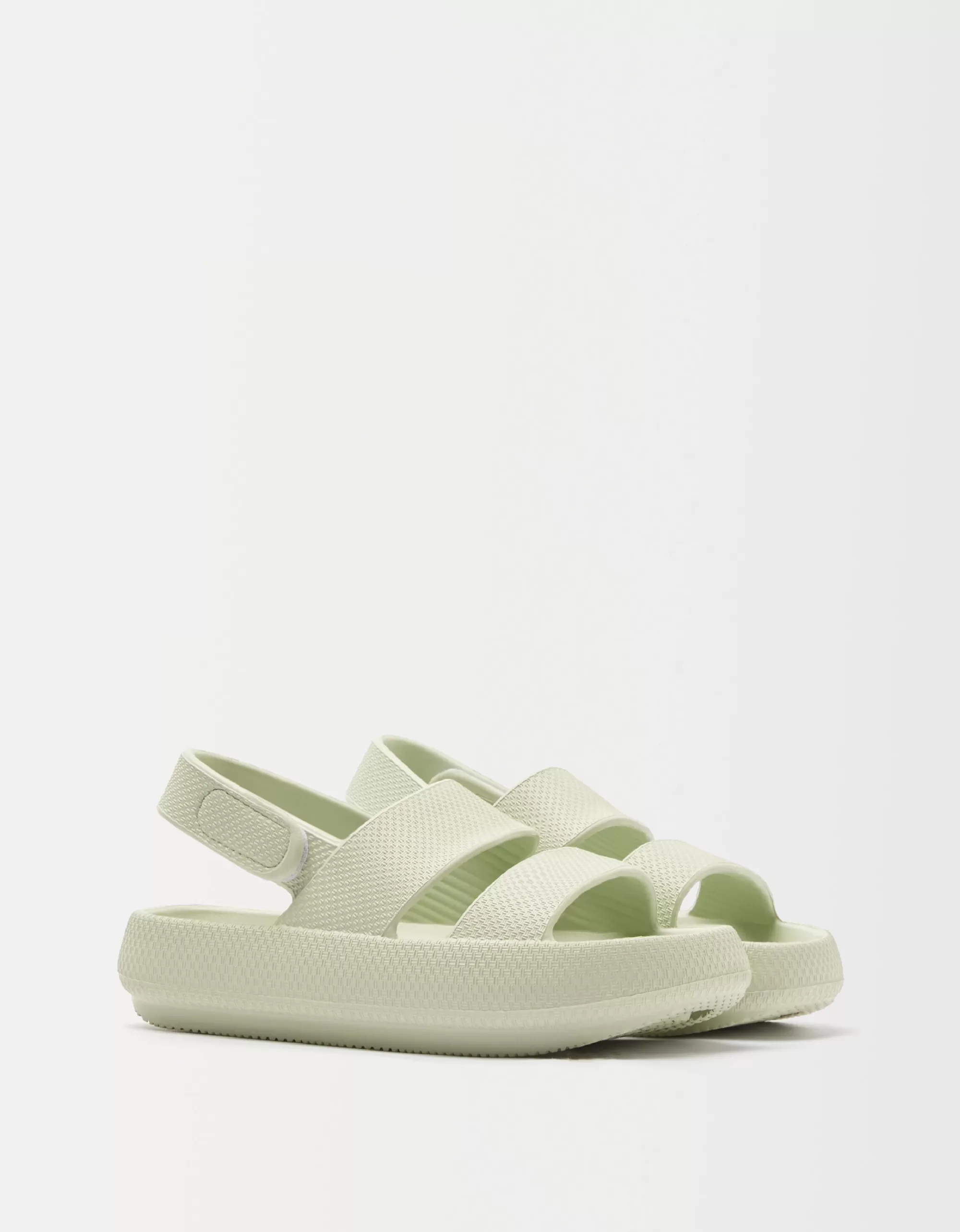 MUJER BERSHKA Sandalia plana engomada