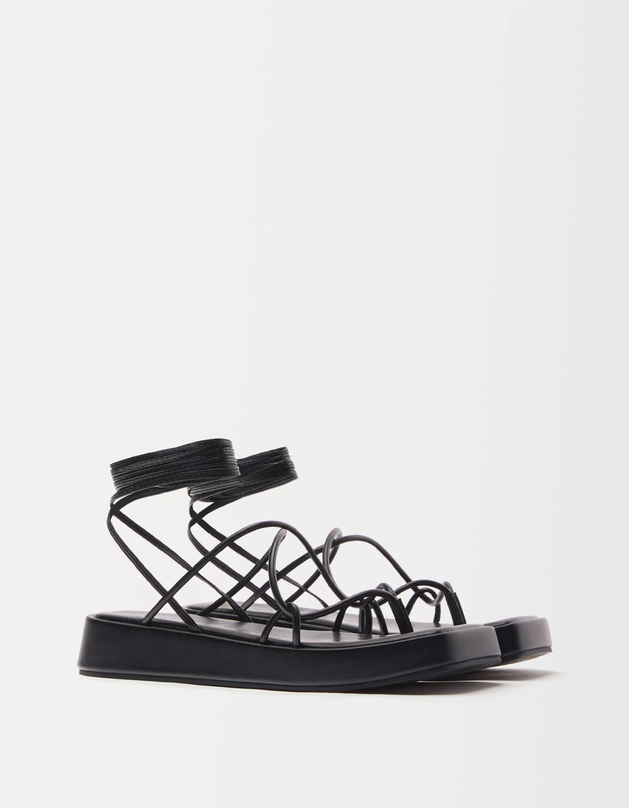 MUJER BERSHKA Sandalia plana plataforma atada