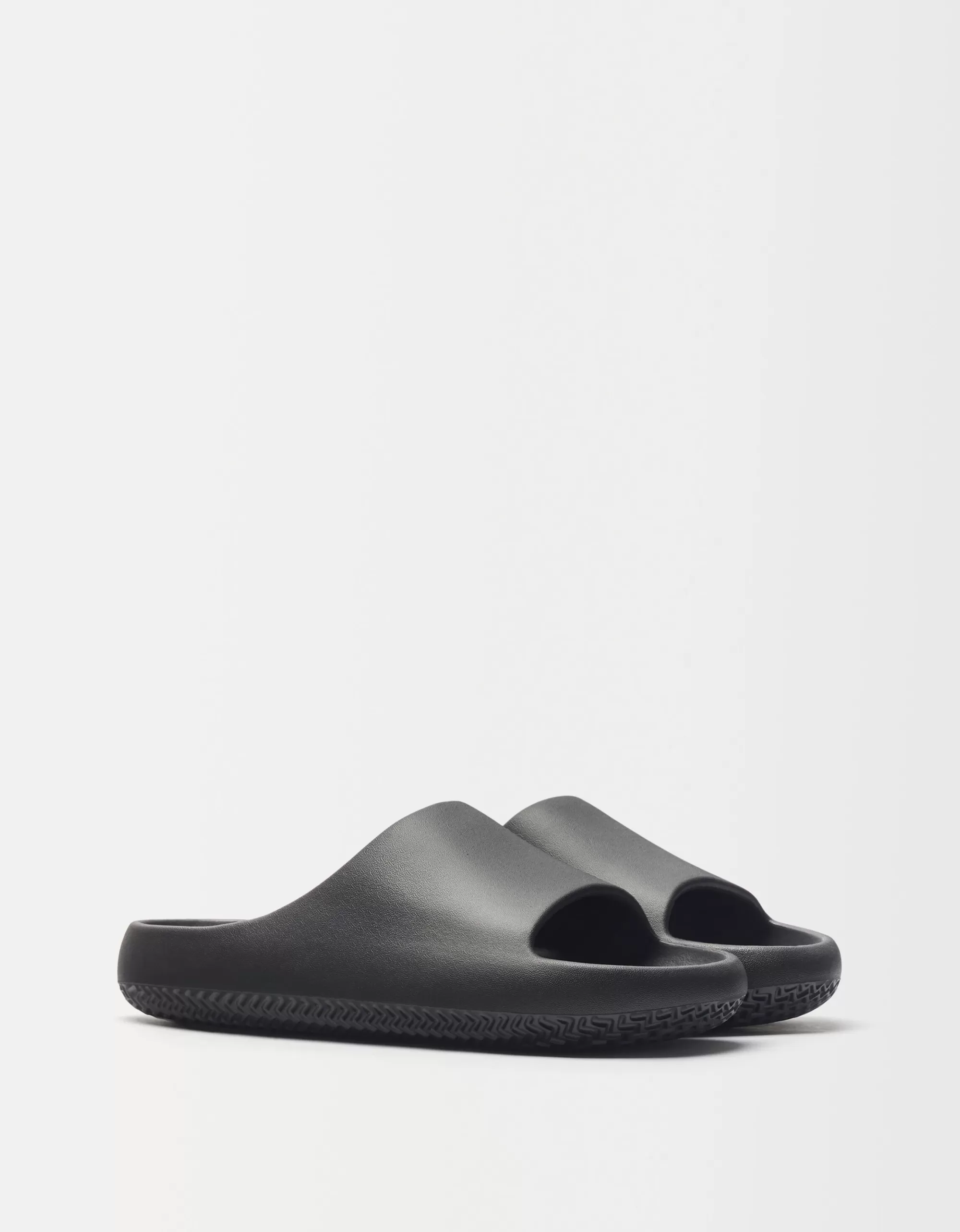 HOMBRE BERSHKA Sandalia plana textura hombre