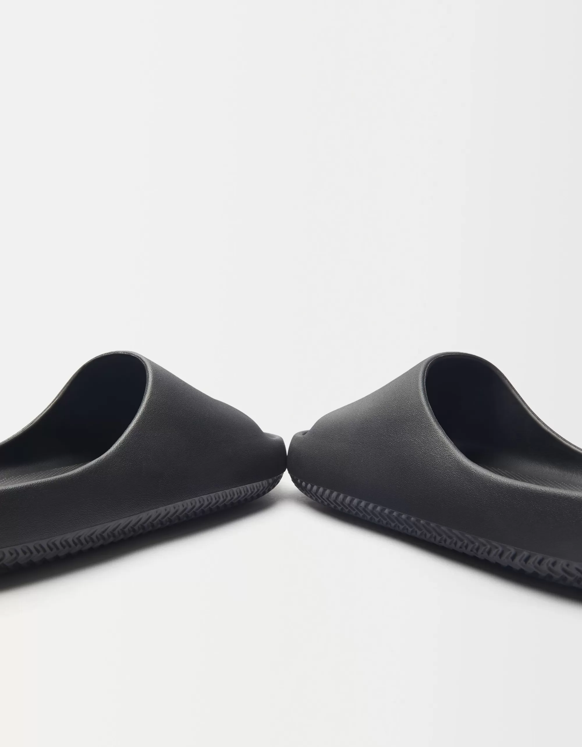 HOMBRE BERSHKA Sandalia plana textura hombre