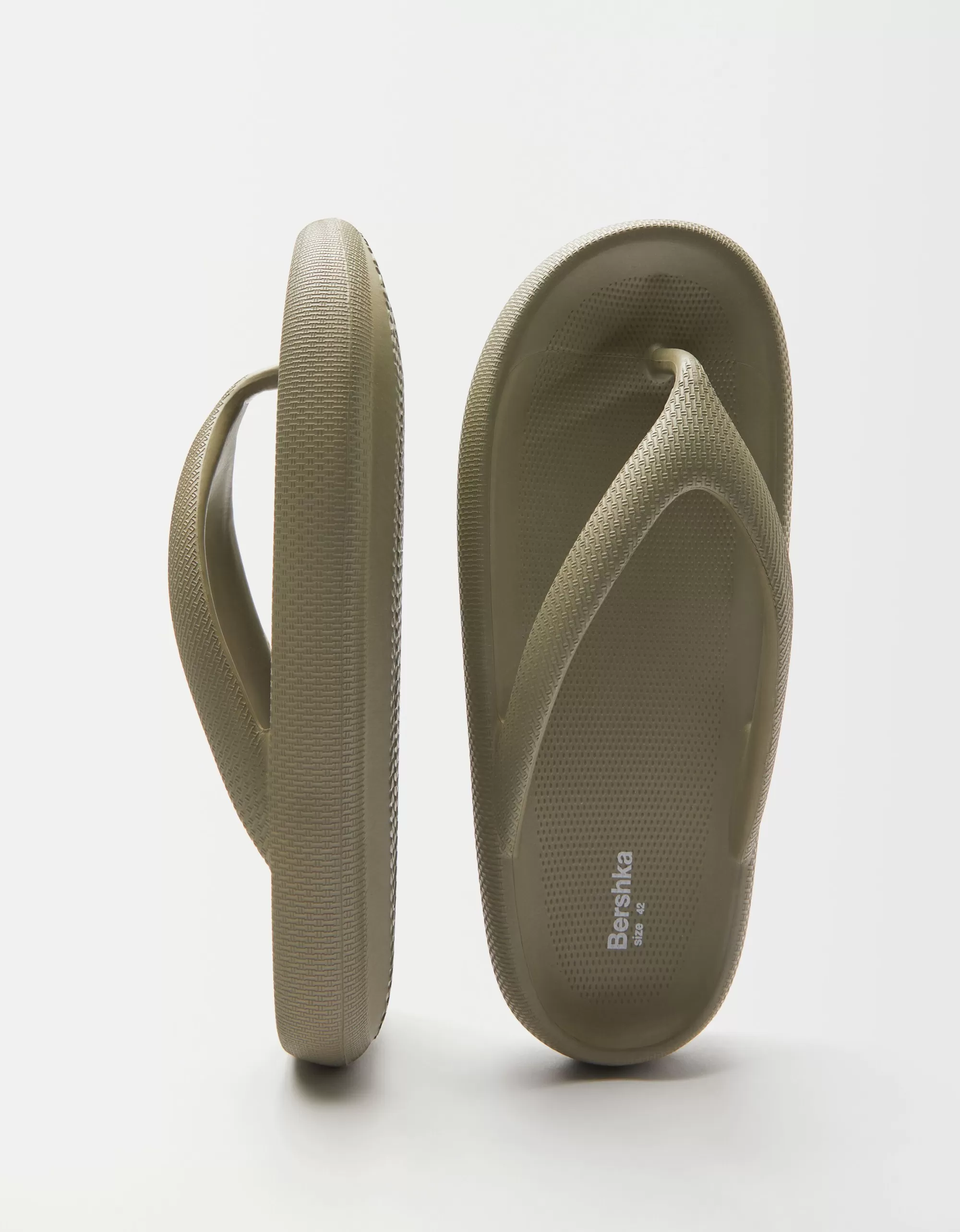 HOMBRE BERSHKA Sandalia plana textura hombre