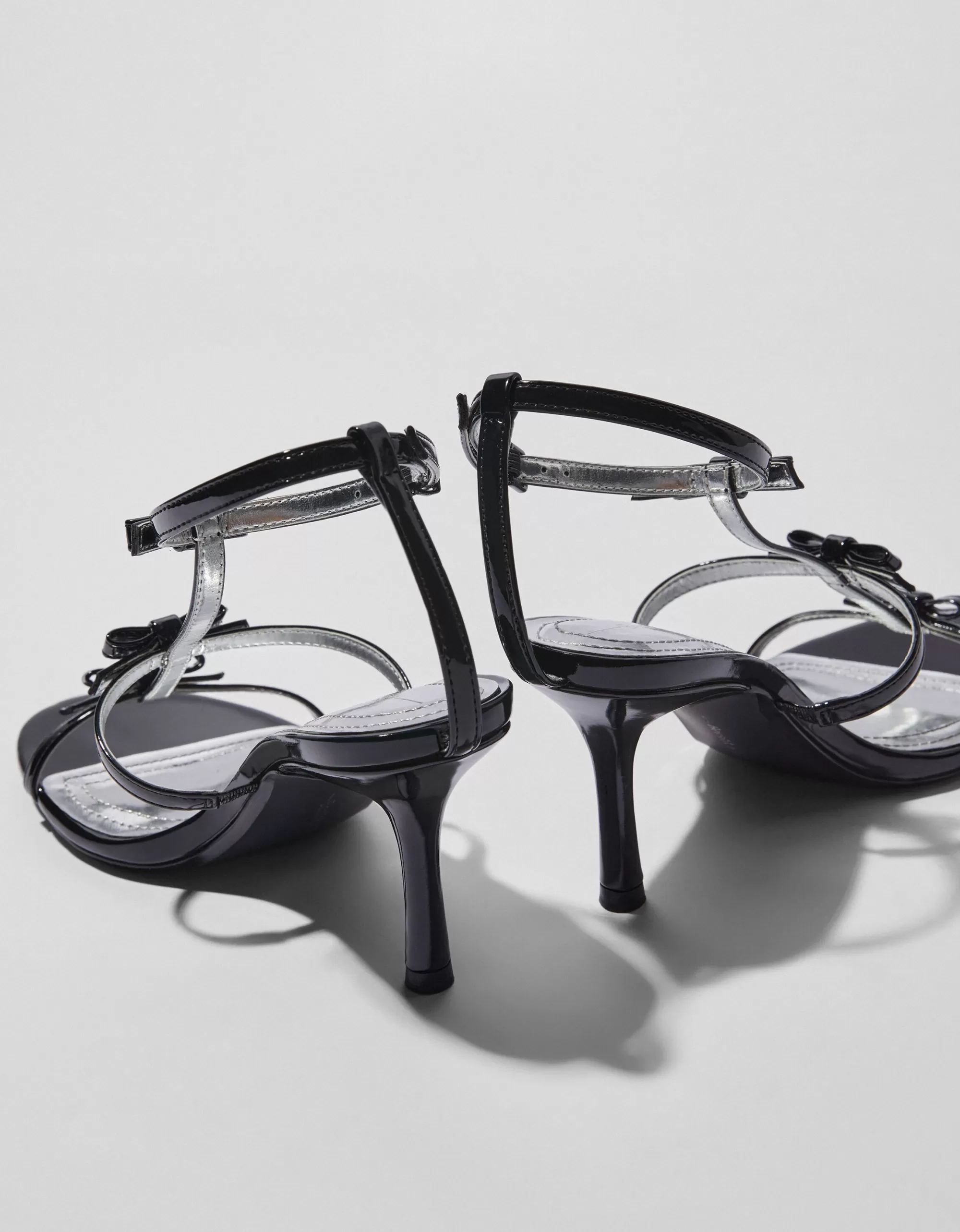 MUJER BERSHKA Sandalia tacón lazos
