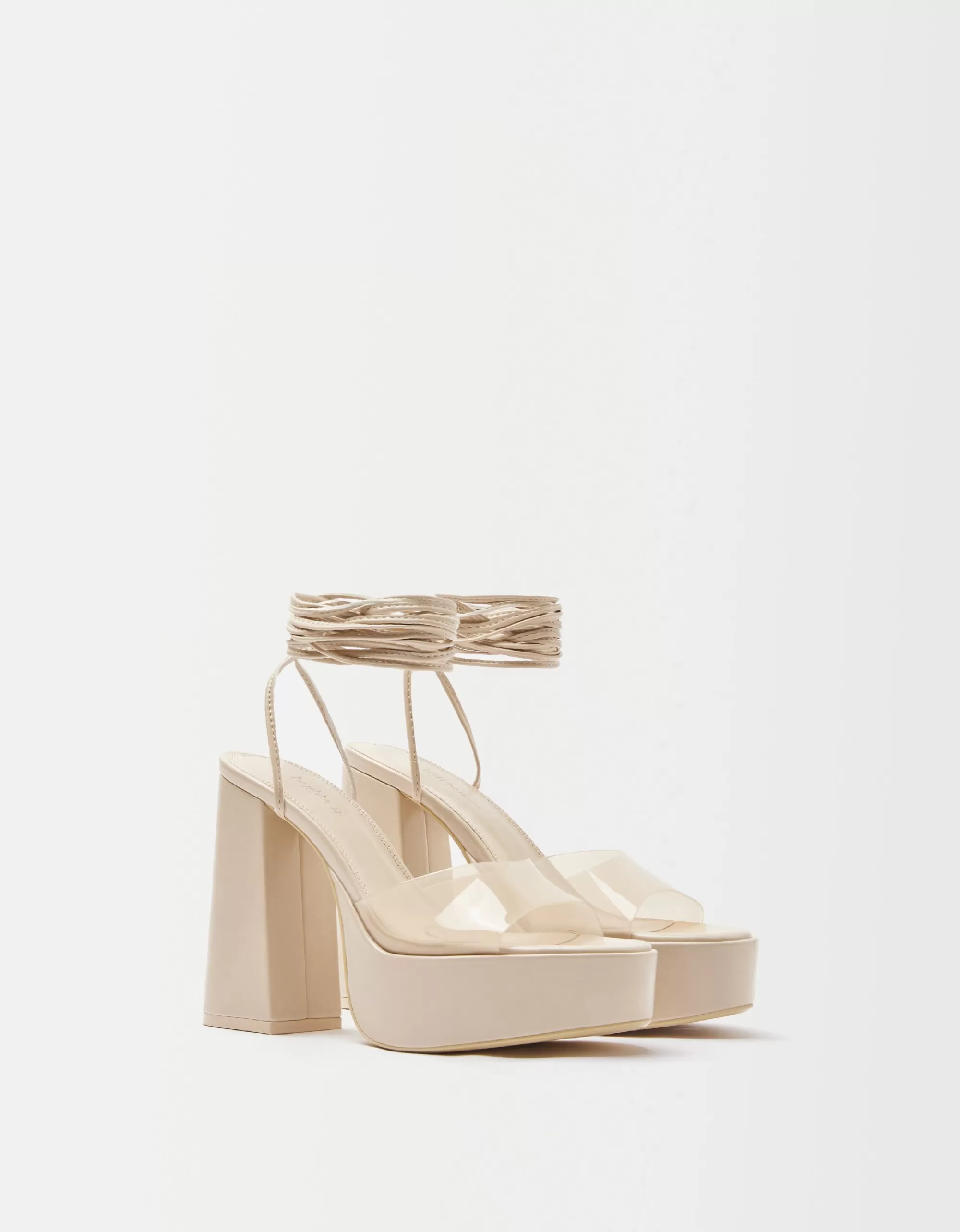 MUJER BERSHKA Sandalia tacón plataforma vinilo