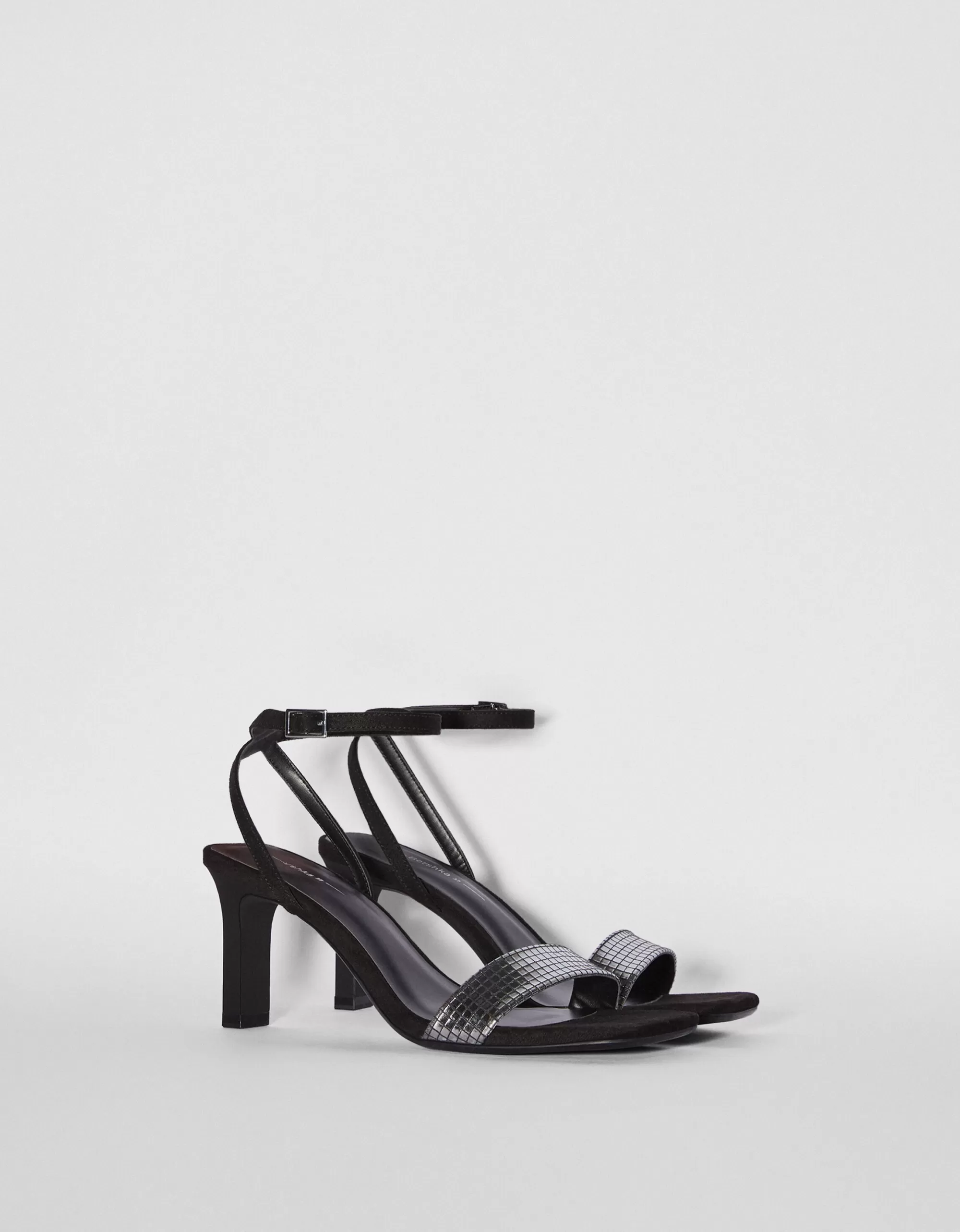 MUJER BERSHKA Sandalia tacón pulsera pala metalizada