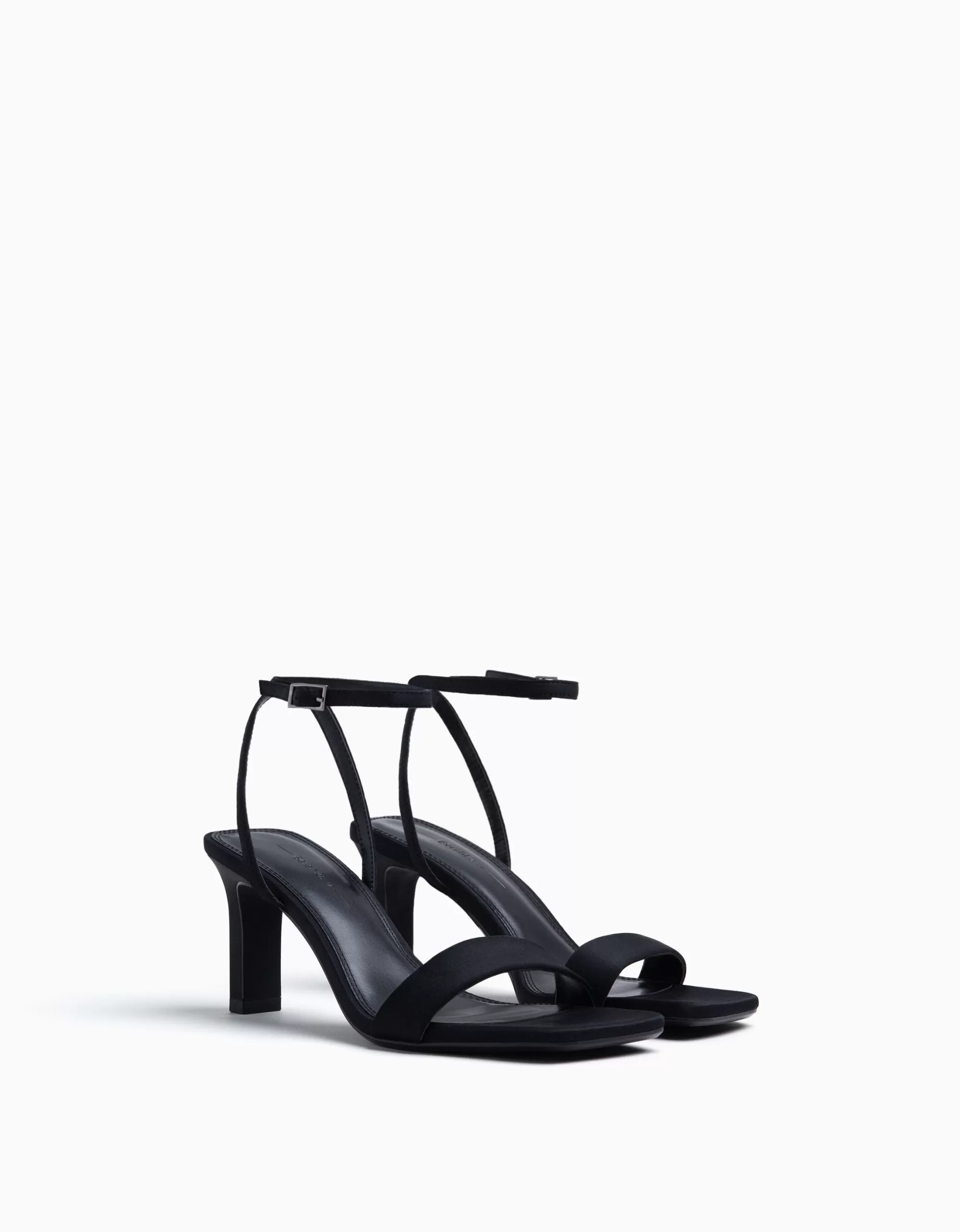 MUJER BERSHKA Sandalia tacón tiras pulsera