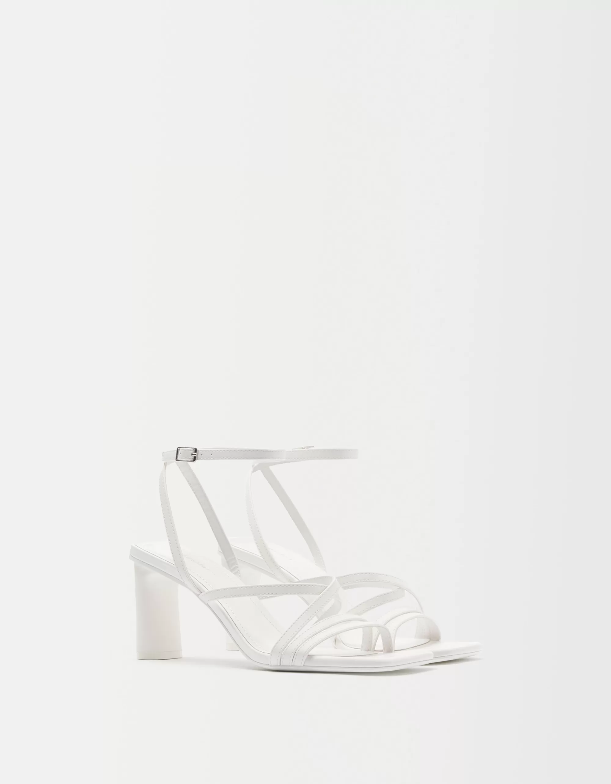 MUJER BERSHKA Sandalia tacón tiras pulsera
