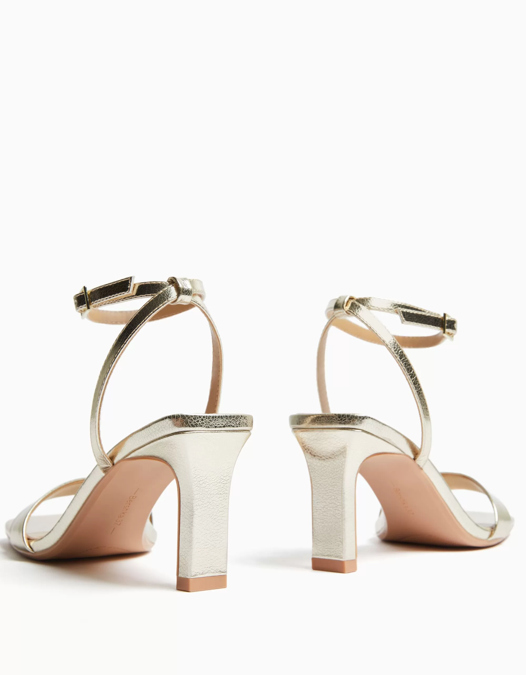 MUJER BERSHKA Sandalia tacón tiras pulsera
