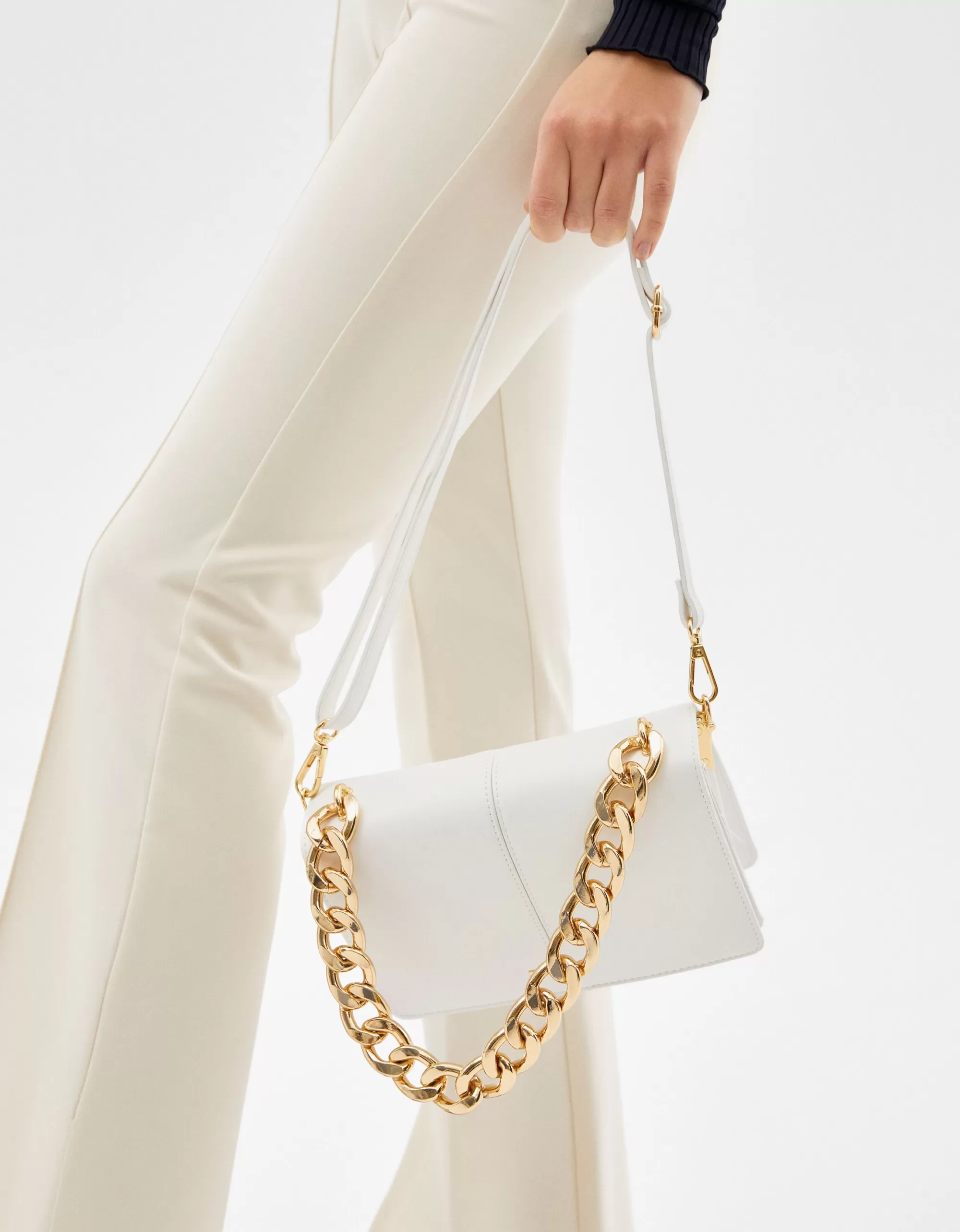 MUJER BERSHKA Sobre acordeón cadena