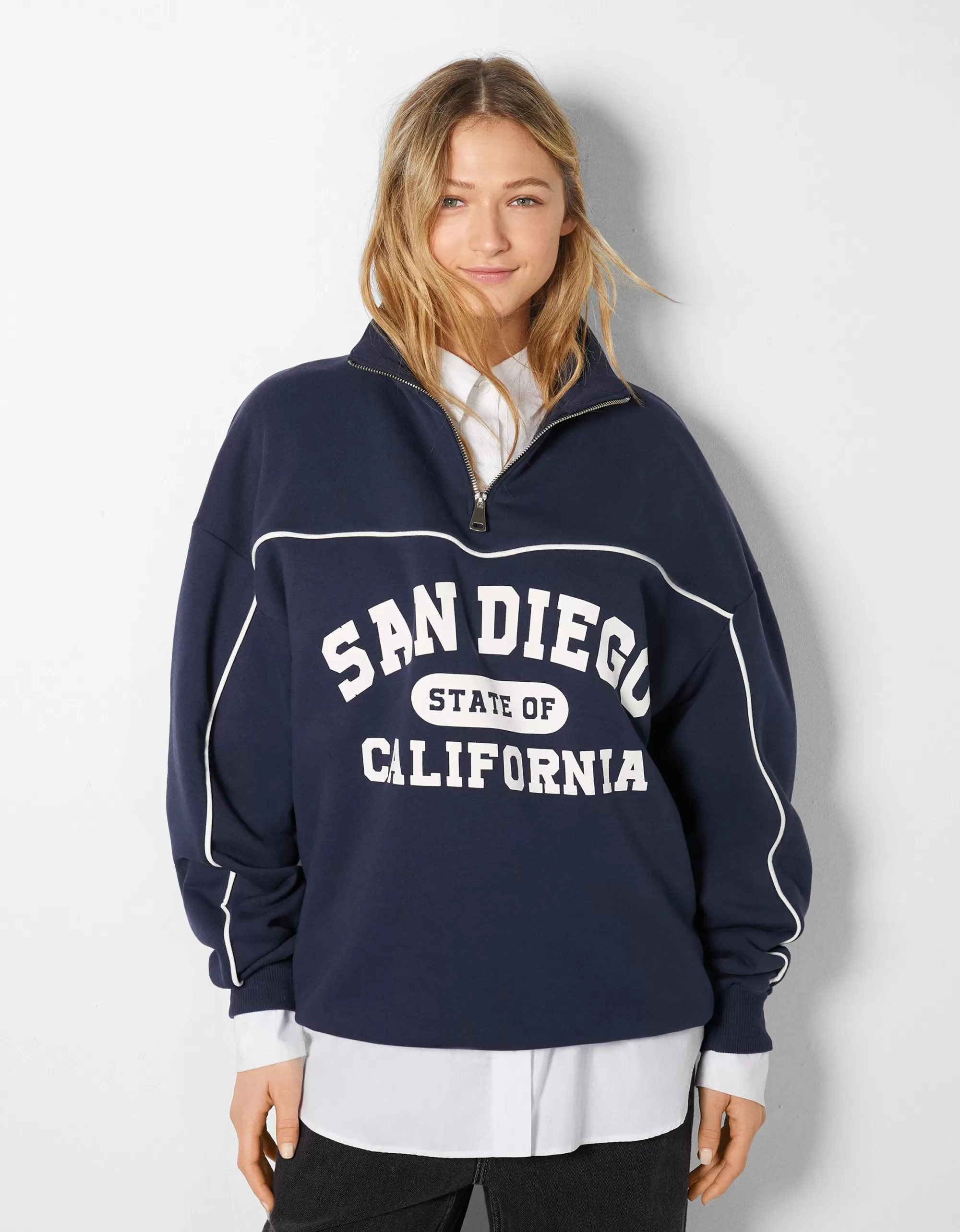 MUJER BERSHKA Sudadera cuello alto cremallera print San Diego