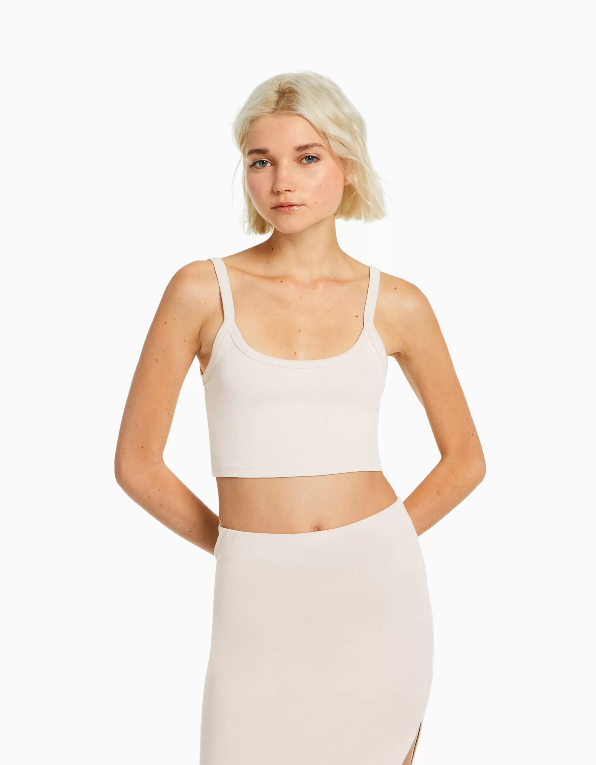 MUJER BERSHKA Top tirante ancho cropped