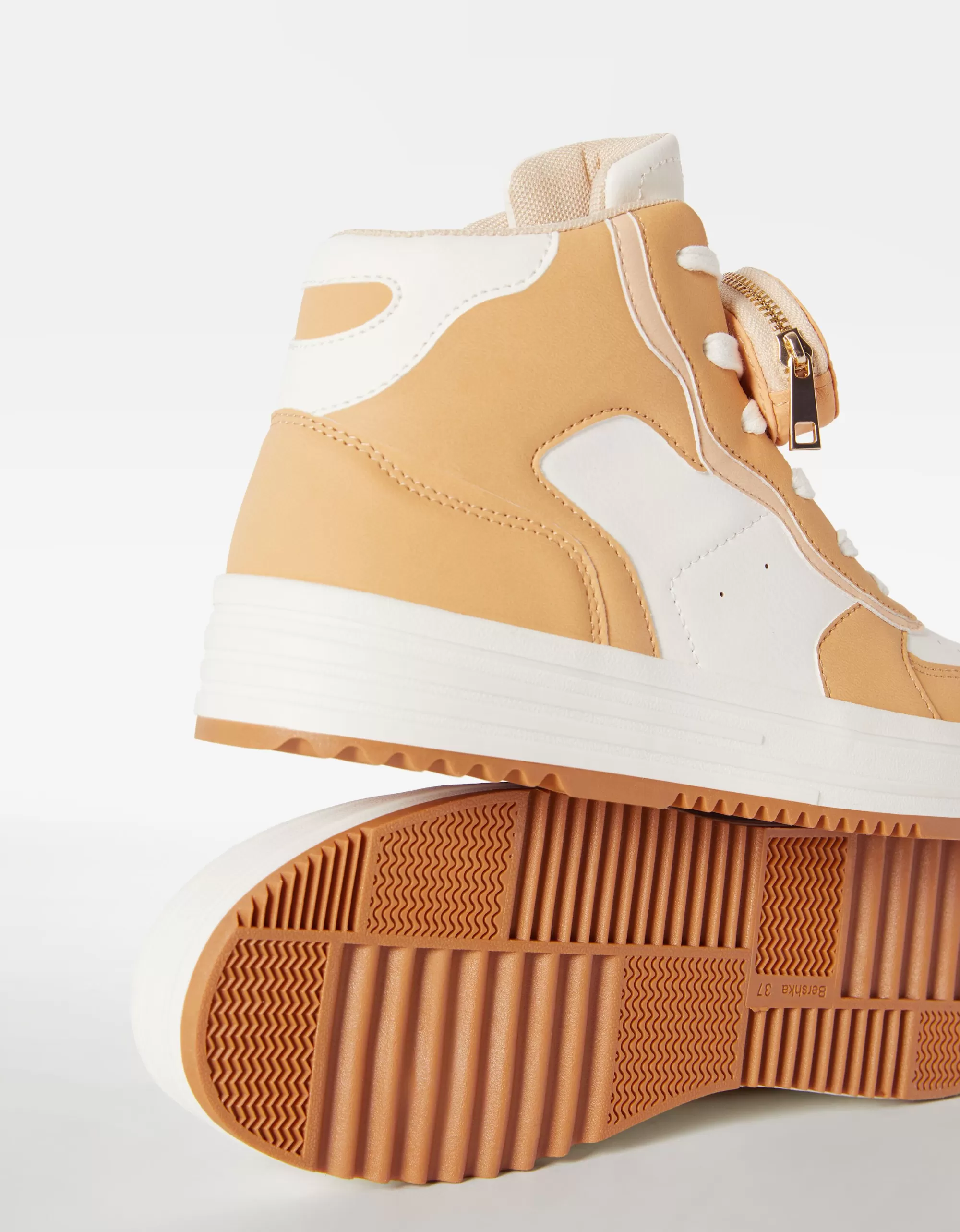 MUJER BERSHKA Zapatillas abotinadas mini monedero