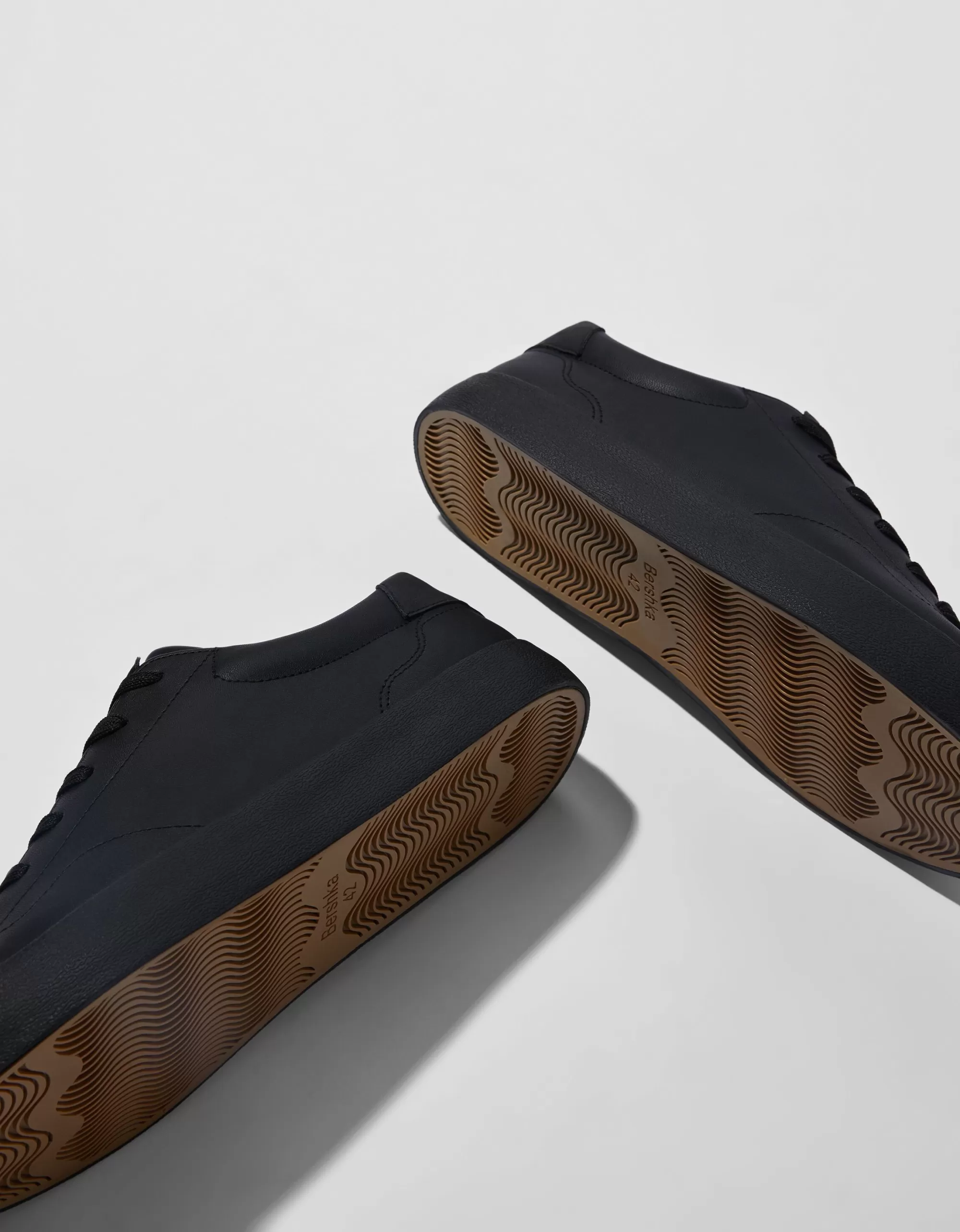 HOMBRE BERSHKA Zapatillas monocolor hombre.