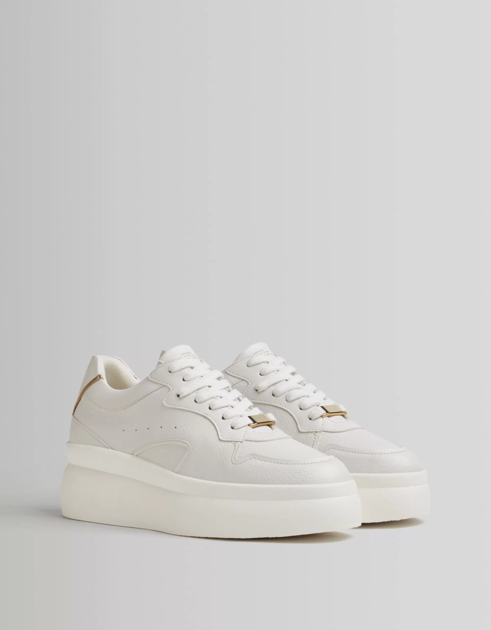 MUJER BERSHKA Zapatillas plataforma adorno.