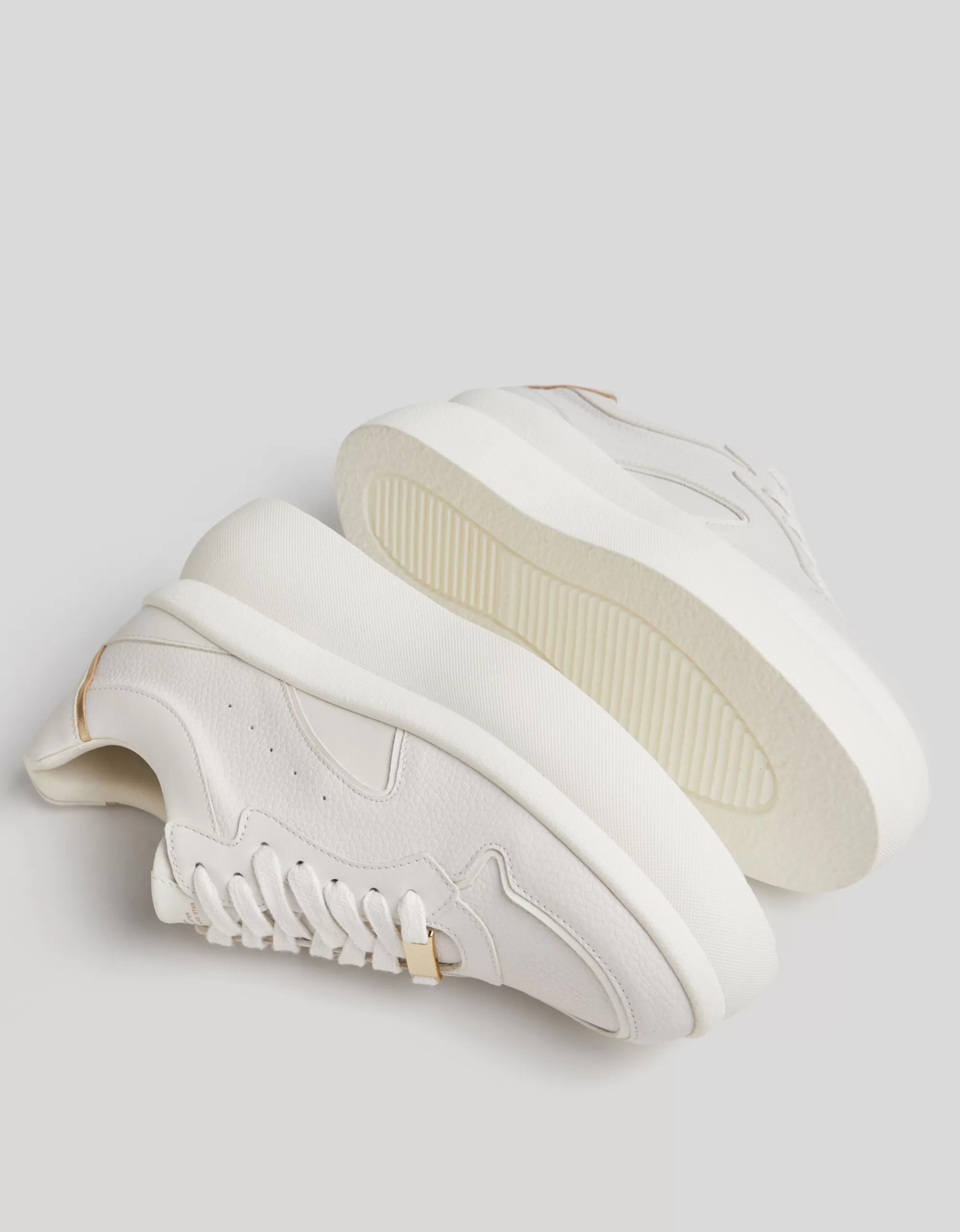 MUJER BERSHKA Zapatillas plataforma adorno.