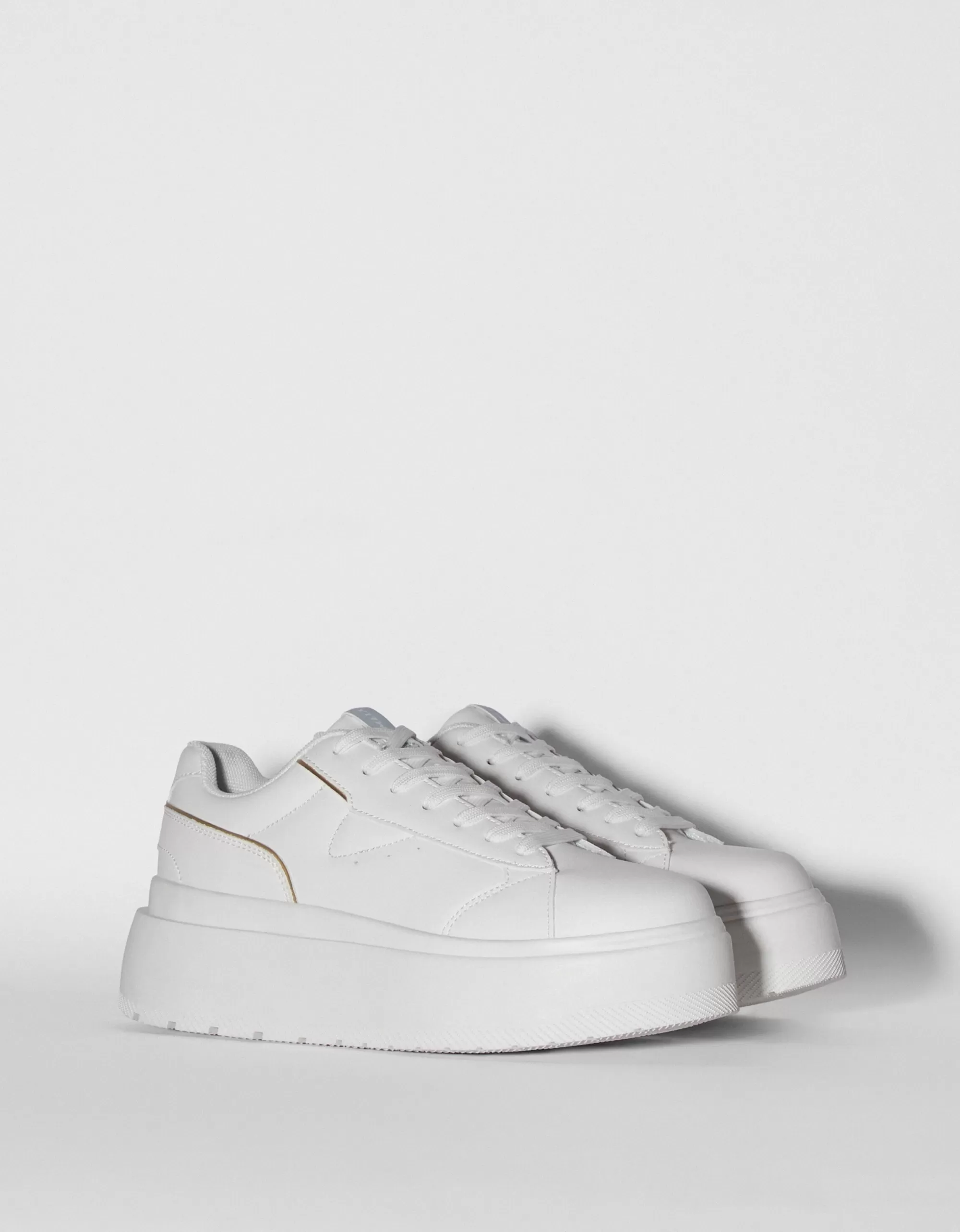 MUJER BERSHKA Zapatillas plataforma detalles metalizados
