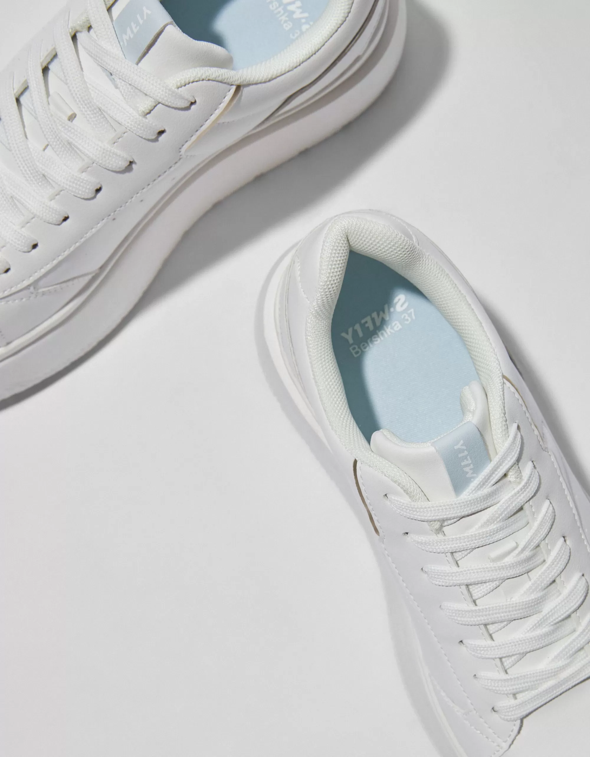 MUJER BERSHKA Zapatillas plataforma detalles metalizados