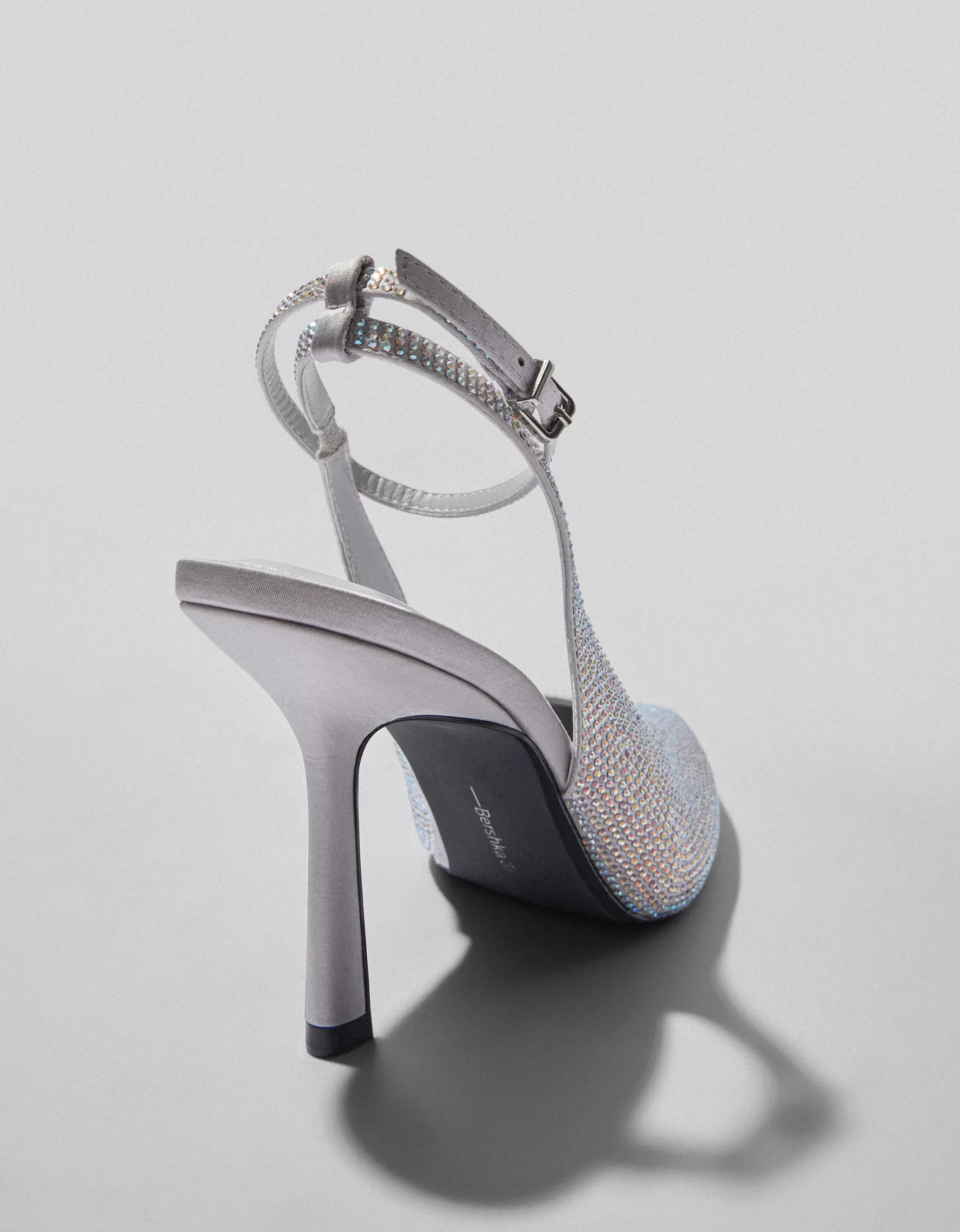 MUJER BERSHKA Zapato tacón destalonado brillos